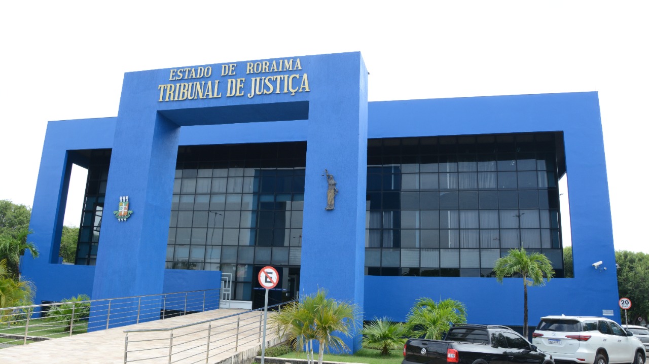 Imagem da entrada do Palácio da Justiça do TJRR. 