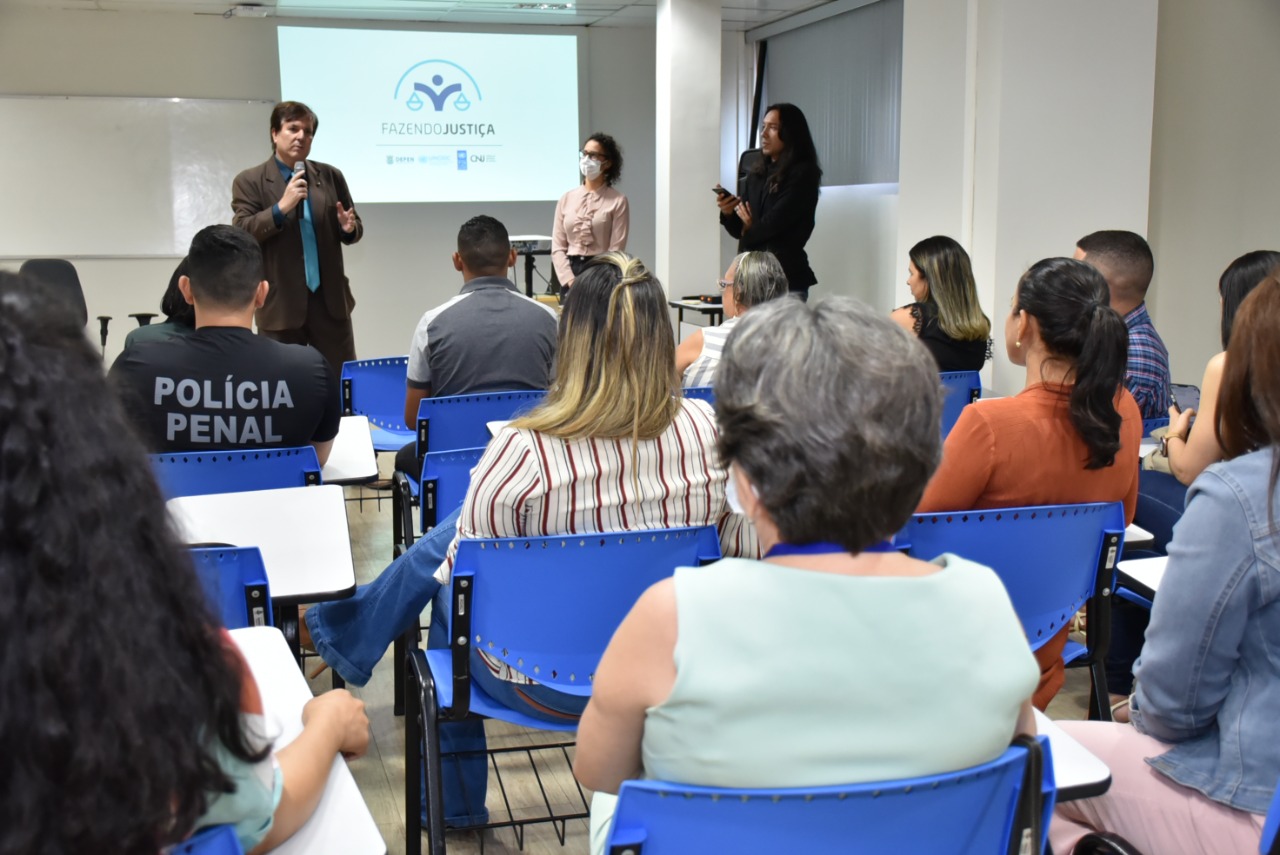 Imagem colorida contém servidores do TJRR que atuam na superação de desafios do Sistema Penal e do Sistema SocioEducativo,  durante ação do Programa Fazendo Justiça, na Escola do Poder Judiciário do Estado de Roraima (EJURR).   