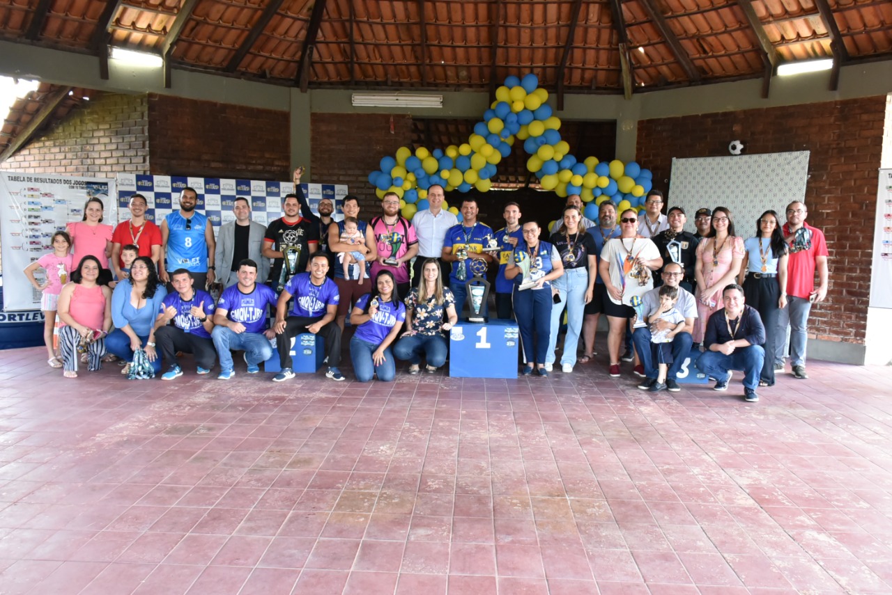 Imagem colorida contém participantes dos torneios Futjus e Volijus do Tribunal de Justiça de Roraima (TJRR), posando para fotografia ao lado do presidente do TJRR, Cristóvão Súter, durante premiação no Centro Médico e de Qualidade de Vida do TJRR.