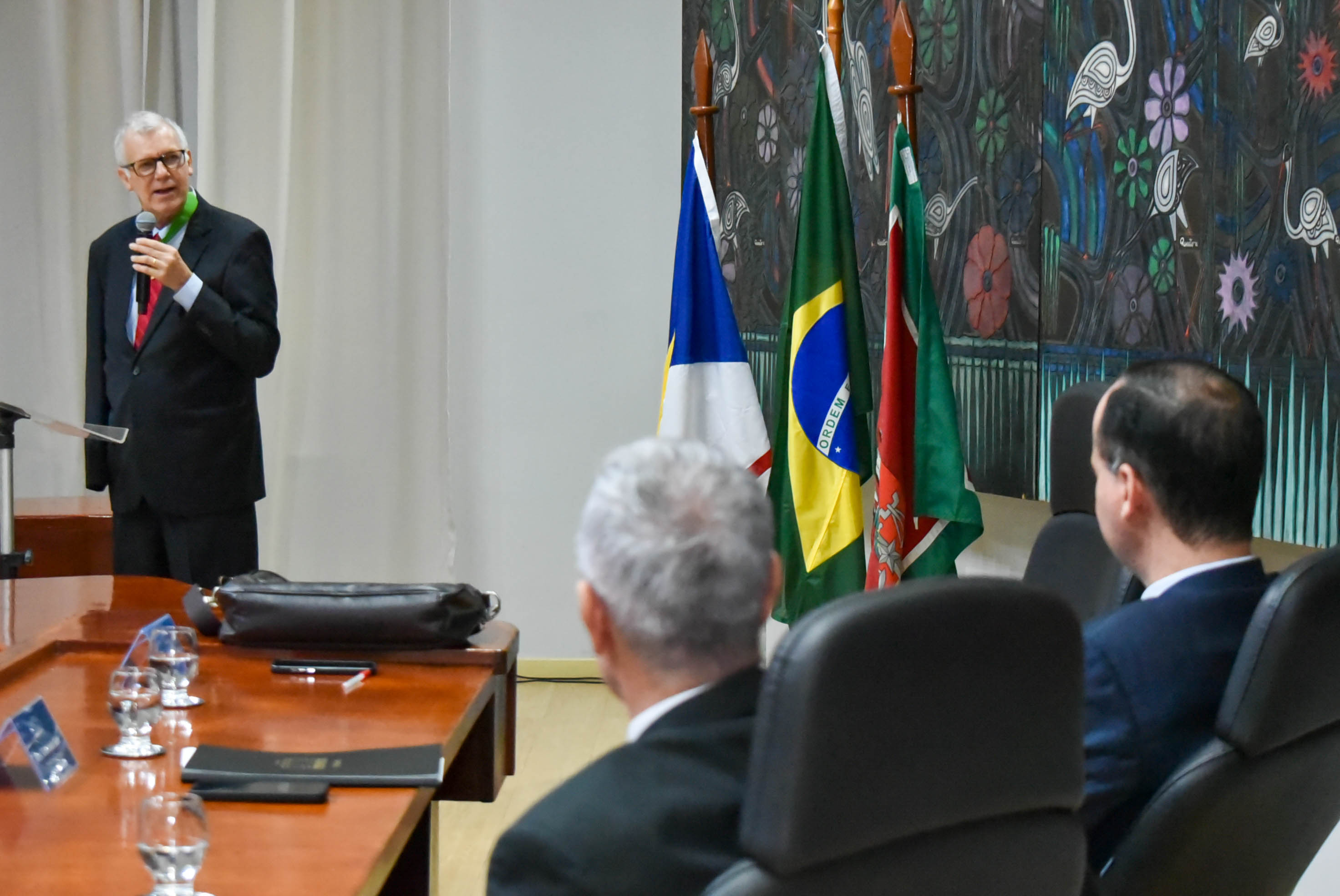 Imagem colorida contém o ministro do STJ, Sérgio Kukina, olhando em direção ao Presidente do Tribunal de Justiça de Roraima (TJRR), desembargador Cristóvão Súter.