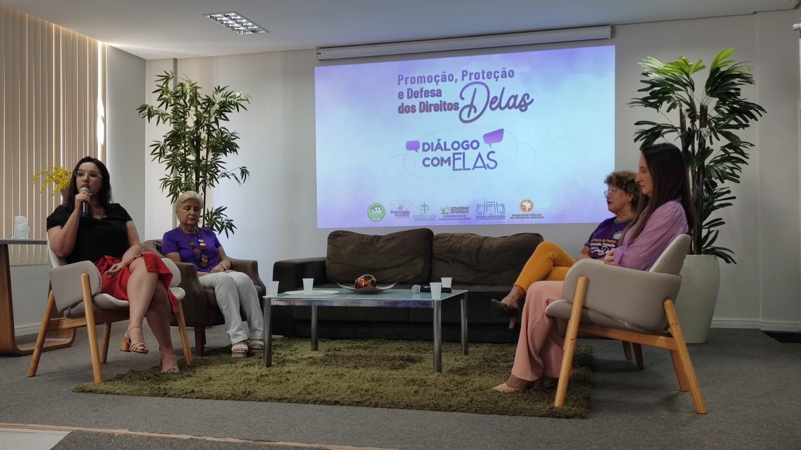Imagem colorida contém da juíza Suelen Alves, coordenadora da CEMSVDF, sentada juntamente com mais quatro convidadas durante a roda de conversa “Diálogos com elas”.