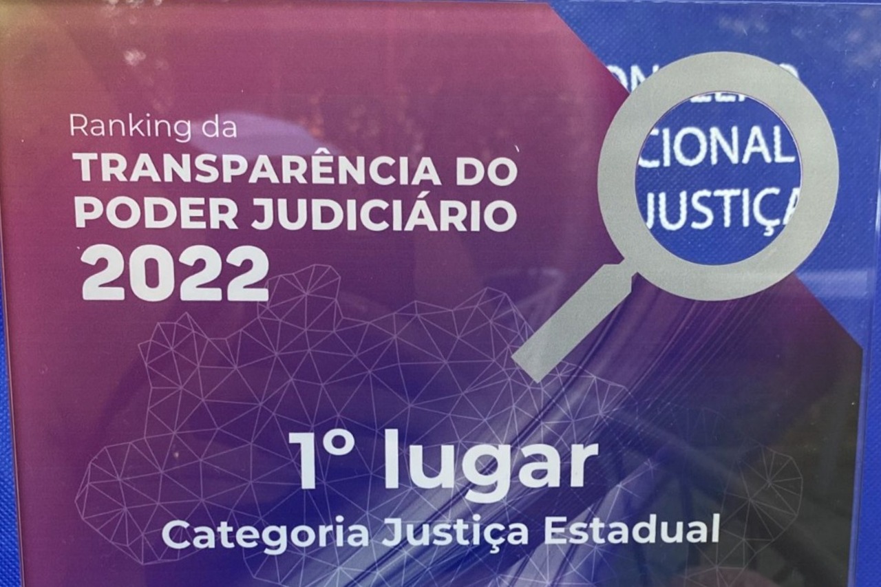 Imagem colorida do prêmio do ranking da transparência do poder judiciário 2022, indicando a conquista de primeiro lugar do TJRR, na categoria justiça Estadual.
