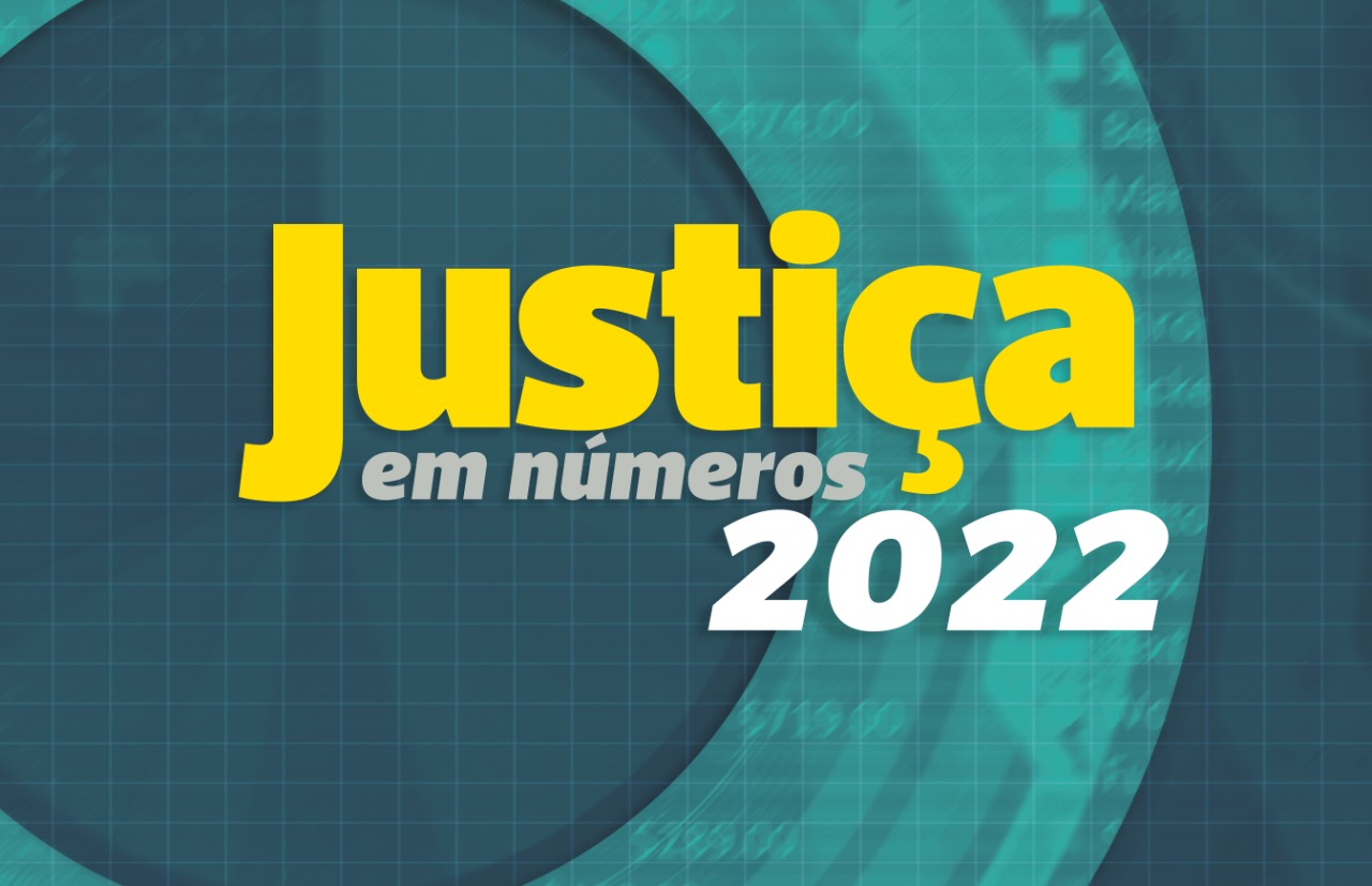 Imagem colorida e ilustrativa com a escrita Justiça em números 2022, ao fundo há dois círculos nas cores cinza e verde