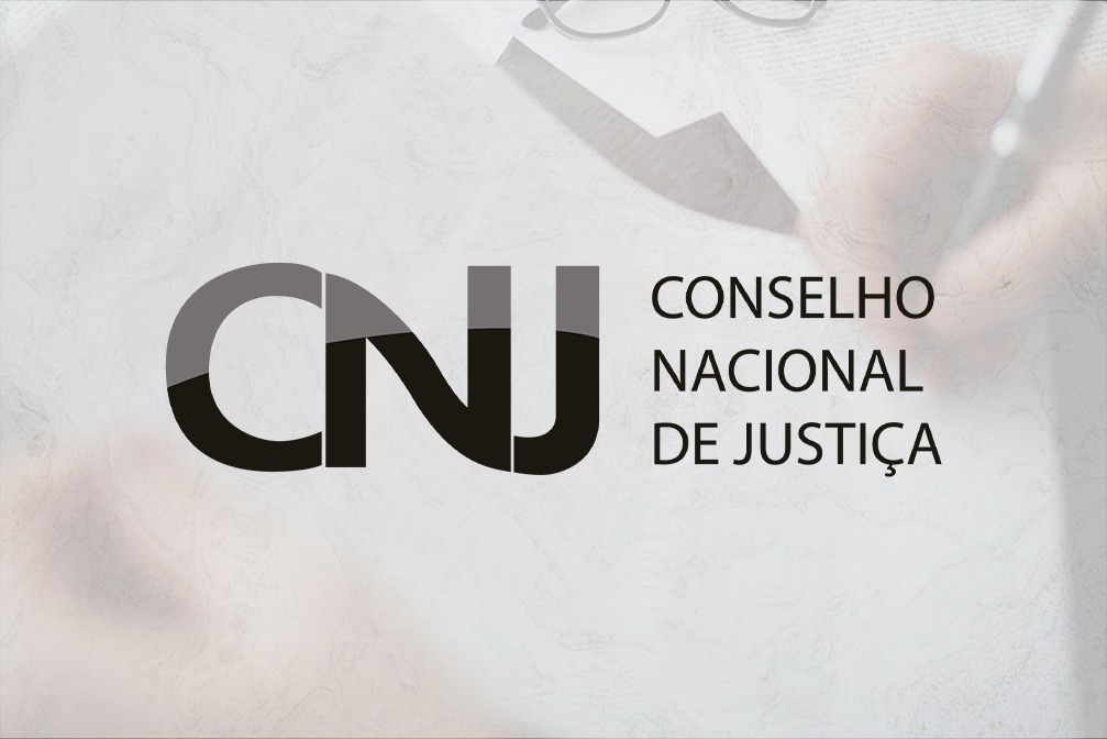 Imagem ilustrativa colorida com o fundo na cor cinza mostra a abreviatura do CNJ - Conselho Nacional de Justiça.