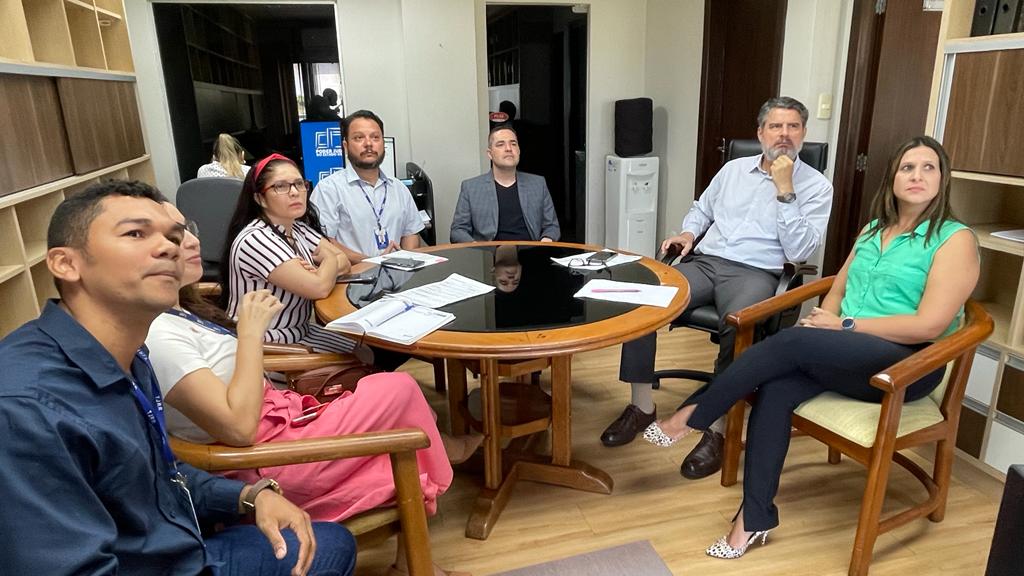 Imagem colorida contém servidores do Tribunal de Justiça de Roraima, durante ação de resultado de levantamento realizado pelo Grupo de Trabalho criado para implementação do Centro de Memória e Cultura do TJRR. 