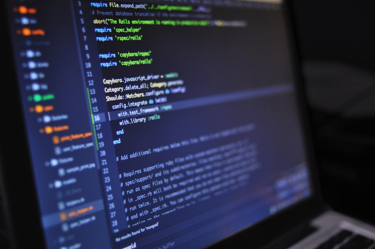 Imagem colorida ilustrativa mostra uma tela de computador com códigos de programação.