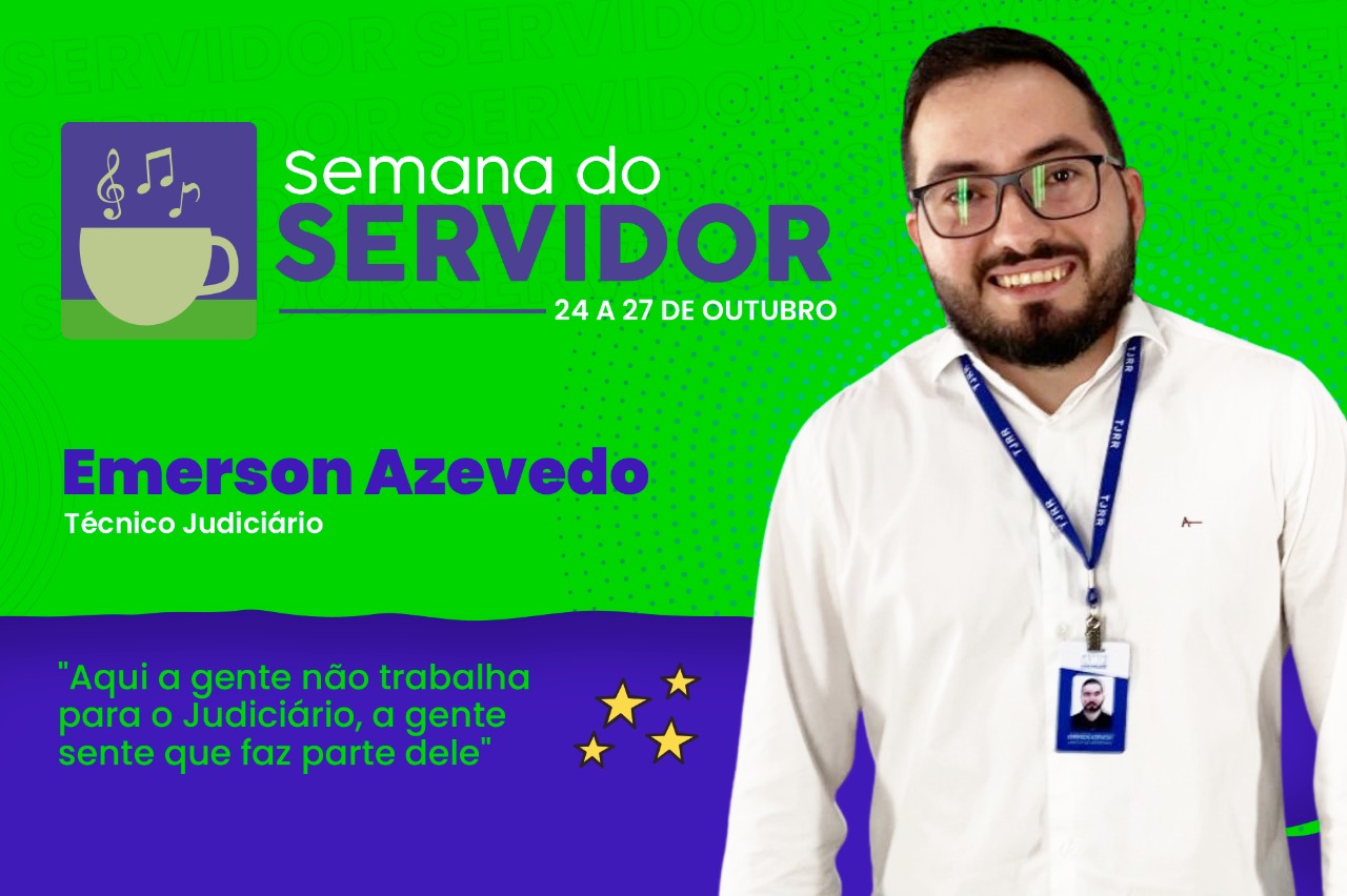 Imagem colorida ilustrativa em formato retangular com o fundo verde na parte superior e azul escuro na parte inferior, mostra foto do servidor Emerson Azevedo. No lado superior esquerdo da imagem está o logotipo da semana do servidor nas cores azul marinho e branco. Abaixo, o texto principal na cor azul marinho apresenta o nome do servidor “Emerson Azevedo” seguido da nomenclatura do seu cargo "Técnico Judiciário" na cor branca. Na parte inferior da imagem está a frase “Aqui a gente não trabalha para o judiciário, a gente sente que faz parte dele” na cor verde ao lado há 4 estrelas douradas.
