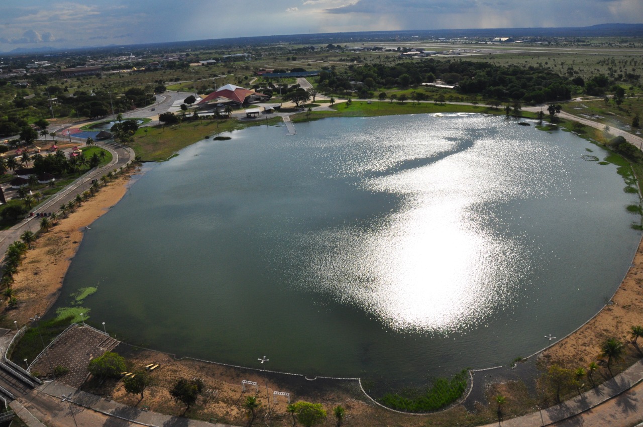 Imagem colorida contém a vista de cima do drone do lago do Parque Anauá, localizado na capital Boa Vista, Roraima.