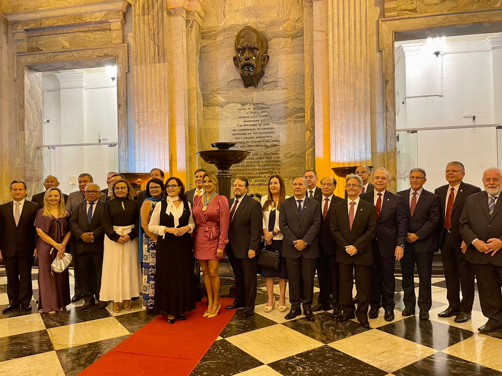 Imagem colorida mostra a desembargadora Tânia Vasconcelos posando para a foto ao lado de 23 corregedores no 90º Encontro do Colegiado.