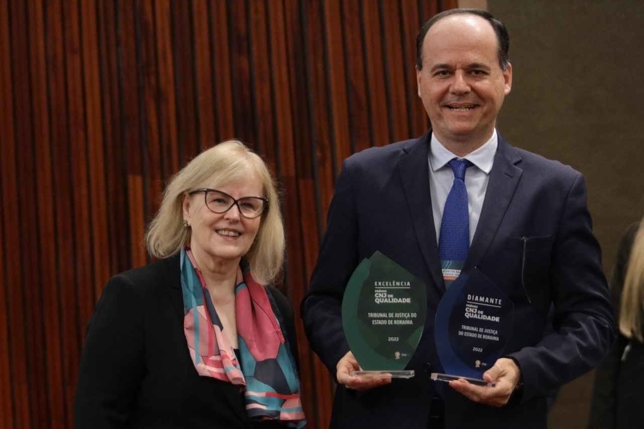 Imagem colorida mostra o Presidente, desembargador Cristóvão Suter posando para a foto  com os troféus recebidos durante a premiação do CNJ de Qualidade, na categoria Excelência , ao seu lado sorrindo, está a presidente do Supremo Tribunal Federal, ministra Rosa Weber. 