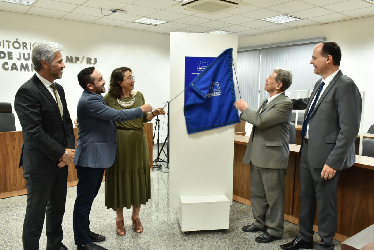 Imagem colorida mostra o presidente TJRR, desembargador Cristóvão Suter, juntamente com a juíza Lana Leitão e os juízes Jaime Plá, Antônio Augusto Martins e Ruberval Barbosa na ação de o descerramento da placa de inauguração da matriz energética solar no Fórum Criminal Ministro Evandro Lins e Silva.