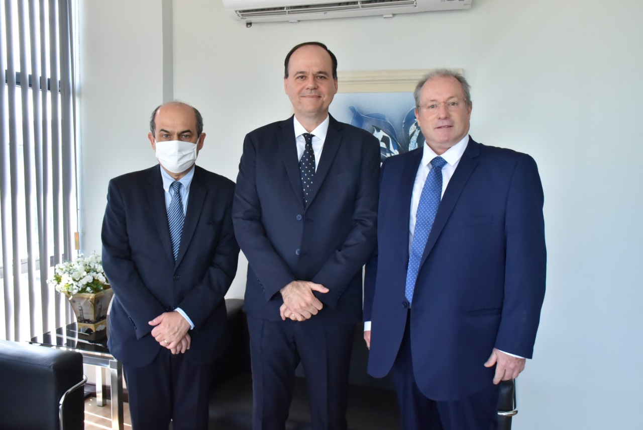 Imagem colorida em formato retangular, mostra o presidente do Tribunal de Justiça de Roraima (TJRR), desembargador Cristóvão Suter ao lado do o desembargador Fábio Uchôa Pinto de M. Montenegro (TJRJ) e do desembargador Márcio Antonio Boscaro (TJSP).