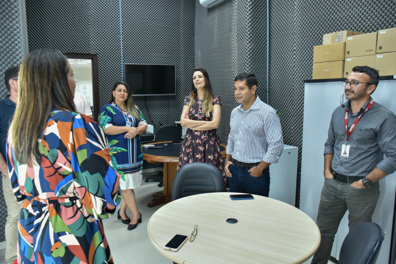 Imagem colorida em formato retangular mostra a  equipe de comunicação do Ministério Público do Estado de Roraima (MPRR) durante visita ao estúdio de gravação  do Núcleo de Comunicação e Relações Institucionais (NUCRI) do Poder Judiciário de Roraima.