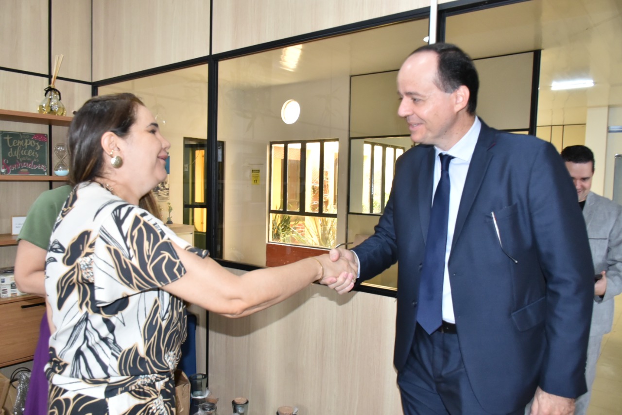 Imagem colorida em formato retangular mostra  o presidente do Tribunal de Justiça de Roraima, desembargador Cristóvão Suter, cumprimentando a Diretora Geral da Folha de Boa Vista,  Paula Cruz.