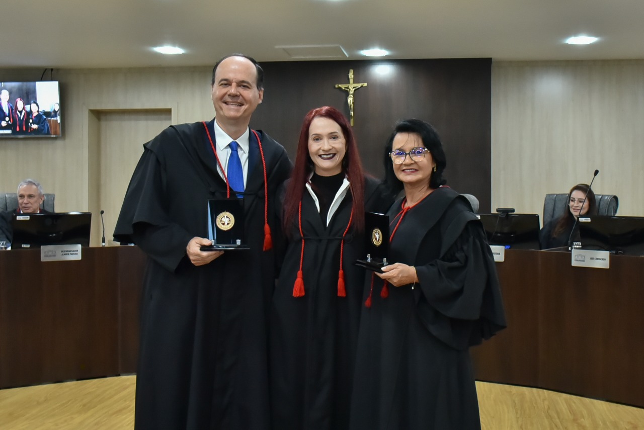 Imagem colorida em formato retangular, mostra o presidente do Tribunal de Justiça de Roraima, desembargador Cristóvão Suter e a corregedora-geral de Justiça, desembargadora Tânia Vasconcelos ao lado da procuradora-geral de Justiça, Janaina Carneiro.