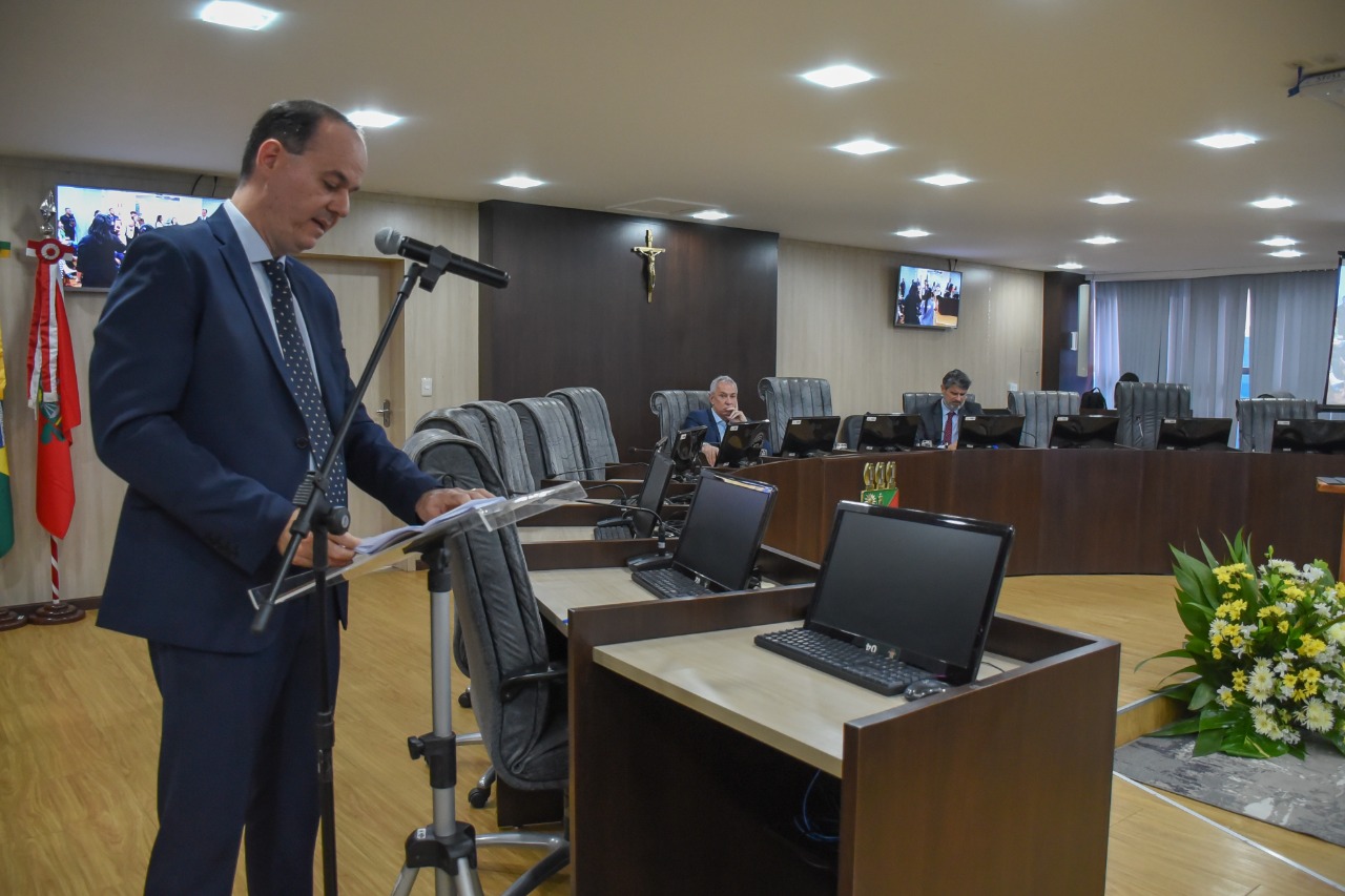 Imagem colorida em formato retangular mostra o presidente do TJRR, desembargador Cristóvão Suter em pé, atrás de um púlpito, lendo durante o discurso.