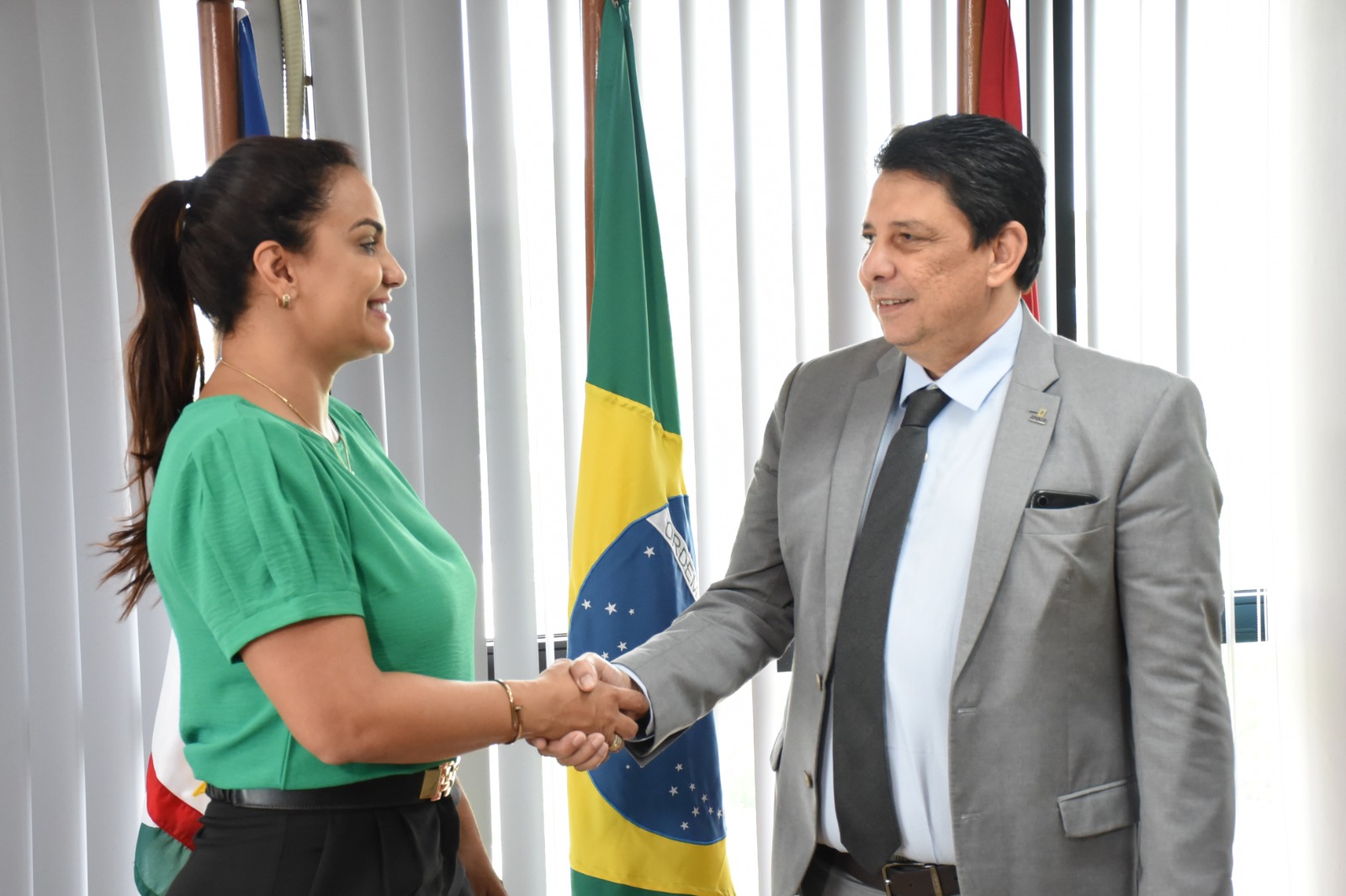 Presidente do Tribunal de Justiça de Roraima (TJRR), desembargador Jésus Nascimento cumprimentando a procuradora especial da Mulher, deputada Joilma Teodora.