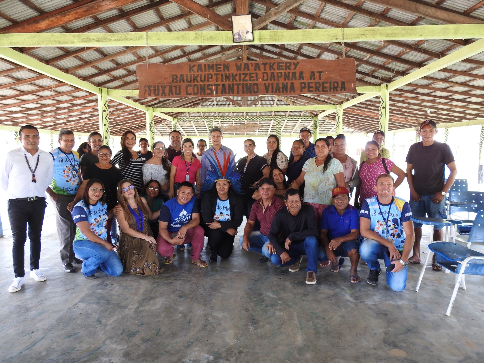 Imagem colorida mostra uma área coberta com servidores, servidoras e representantes das comunidades indígenas Canauanim, Tabalascada, Malacacheta e Jacamim (Jacaminzinho), município do Cantá, posando para a foto.