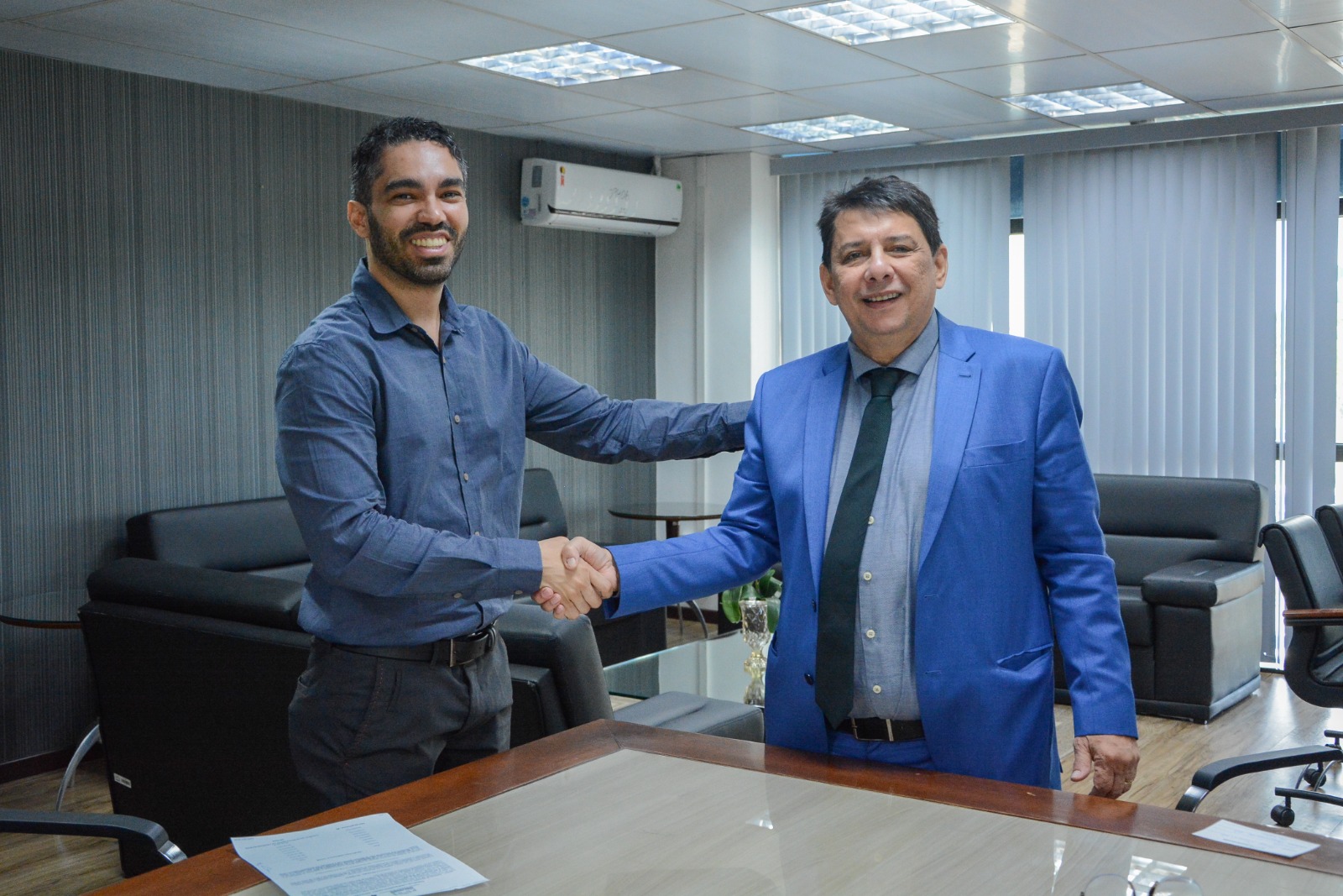 foto colorida do presidente do TJRR, desembargador Jésus Nascimento dando um aperto de mão no presidente da FETEC, José Diego