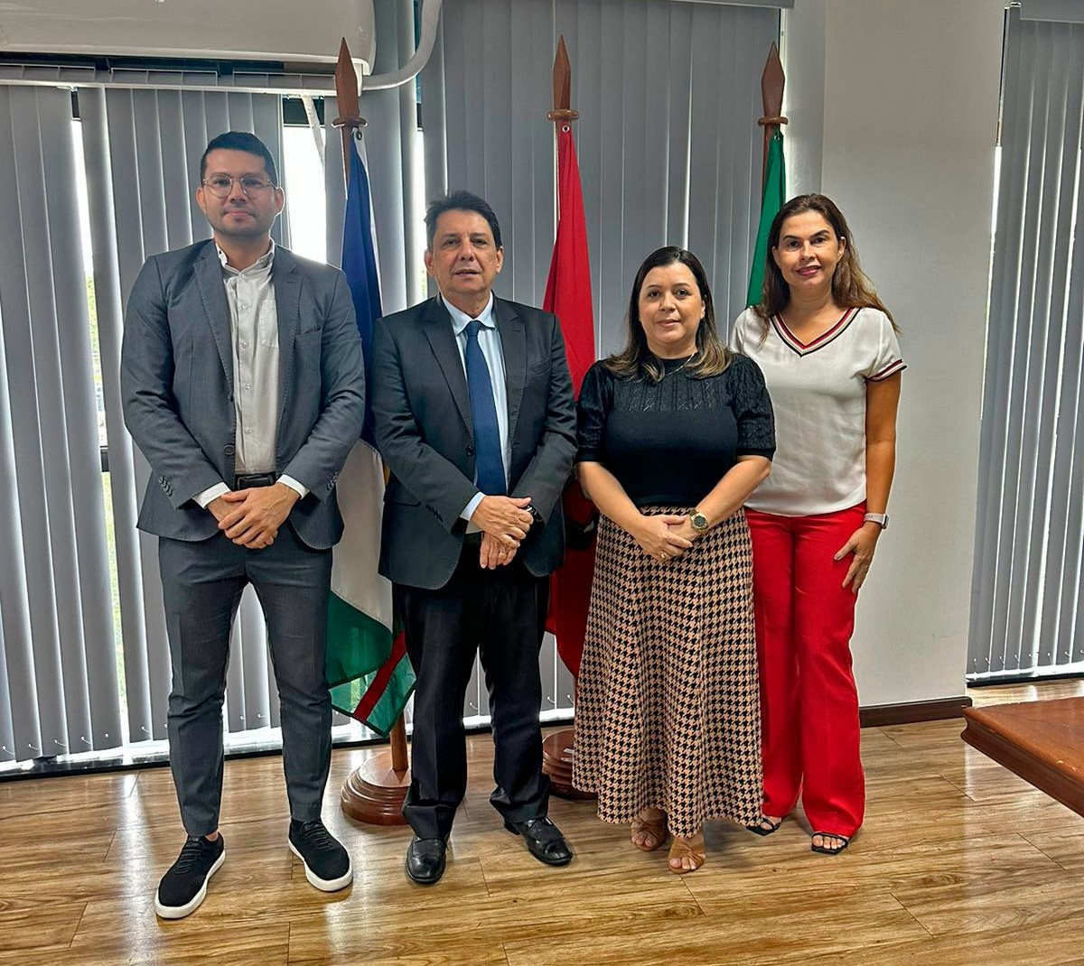 foto colorida O Presidente do Poder Judiciário de Roraima, Desembargador Jésus Nascimento, se reuniu na manhã desta quinta-feira, 11 de maio, com a Presidente do Instituto de Previdência do Estado de Roraima (IPER), Cinara Machado, para debater assuntos relacionados à aposentadoria de magistrados. Também participaram do encontro a gerente de tecnologia da informação do censo previdenciário do IPER, Ana Patrícia Neves, e o assessor jurídico do IPER, Herick Feijó.