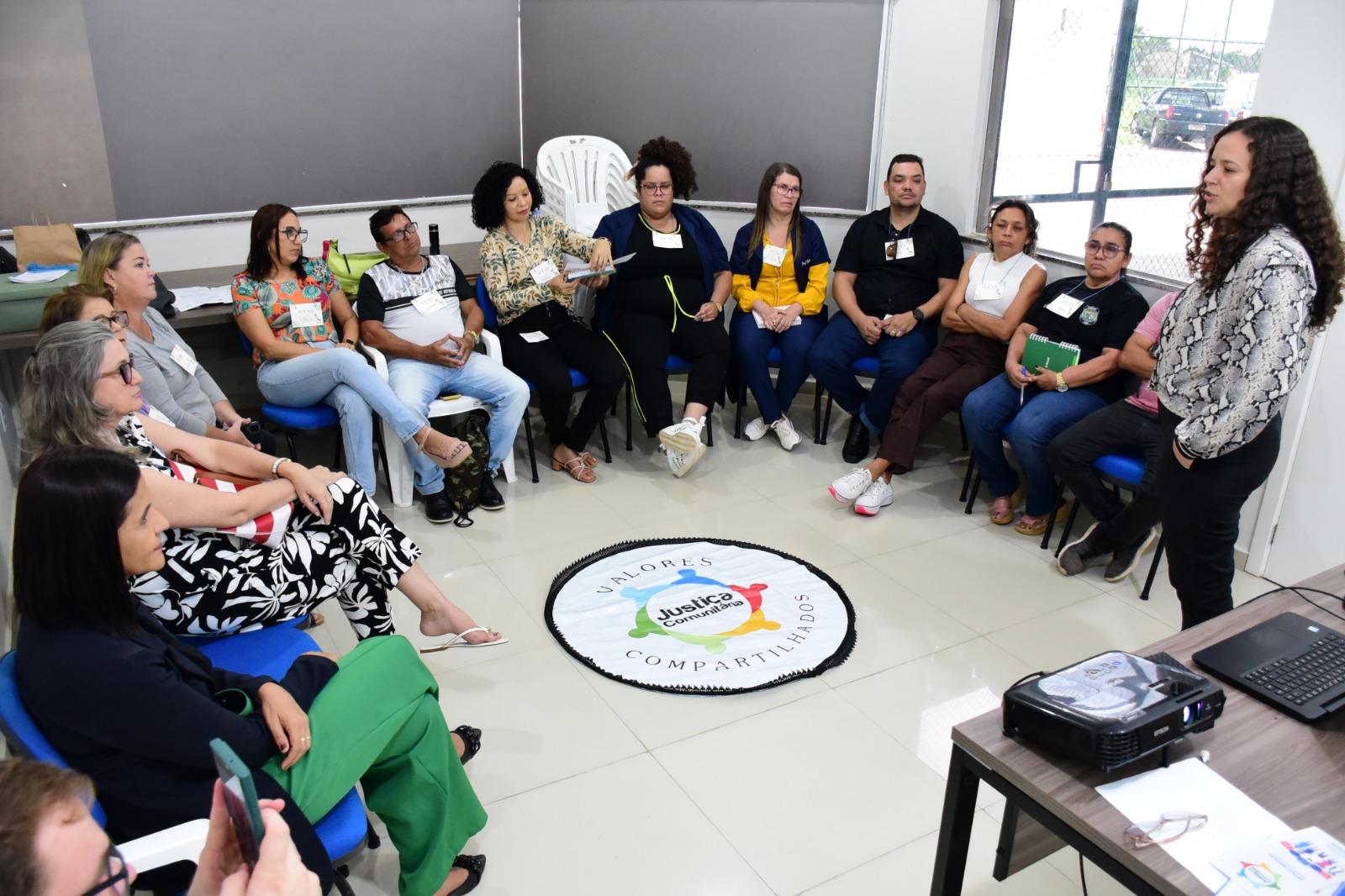 foto colorida d euma roda de conversa com mulheres 