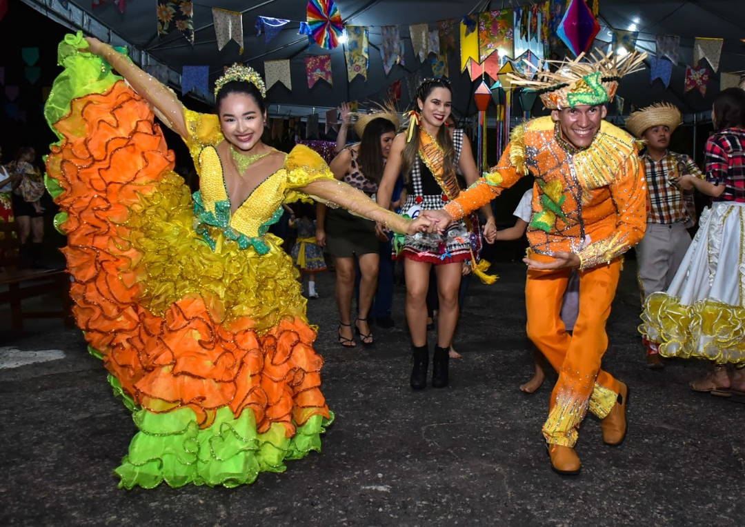 foto colorida mostra casal de quadrilheiros dançando na primeira edição do arraial da saúde, realizado pelo TJRR em 2023. Ambos trajam com roupas típicas de festa junina.