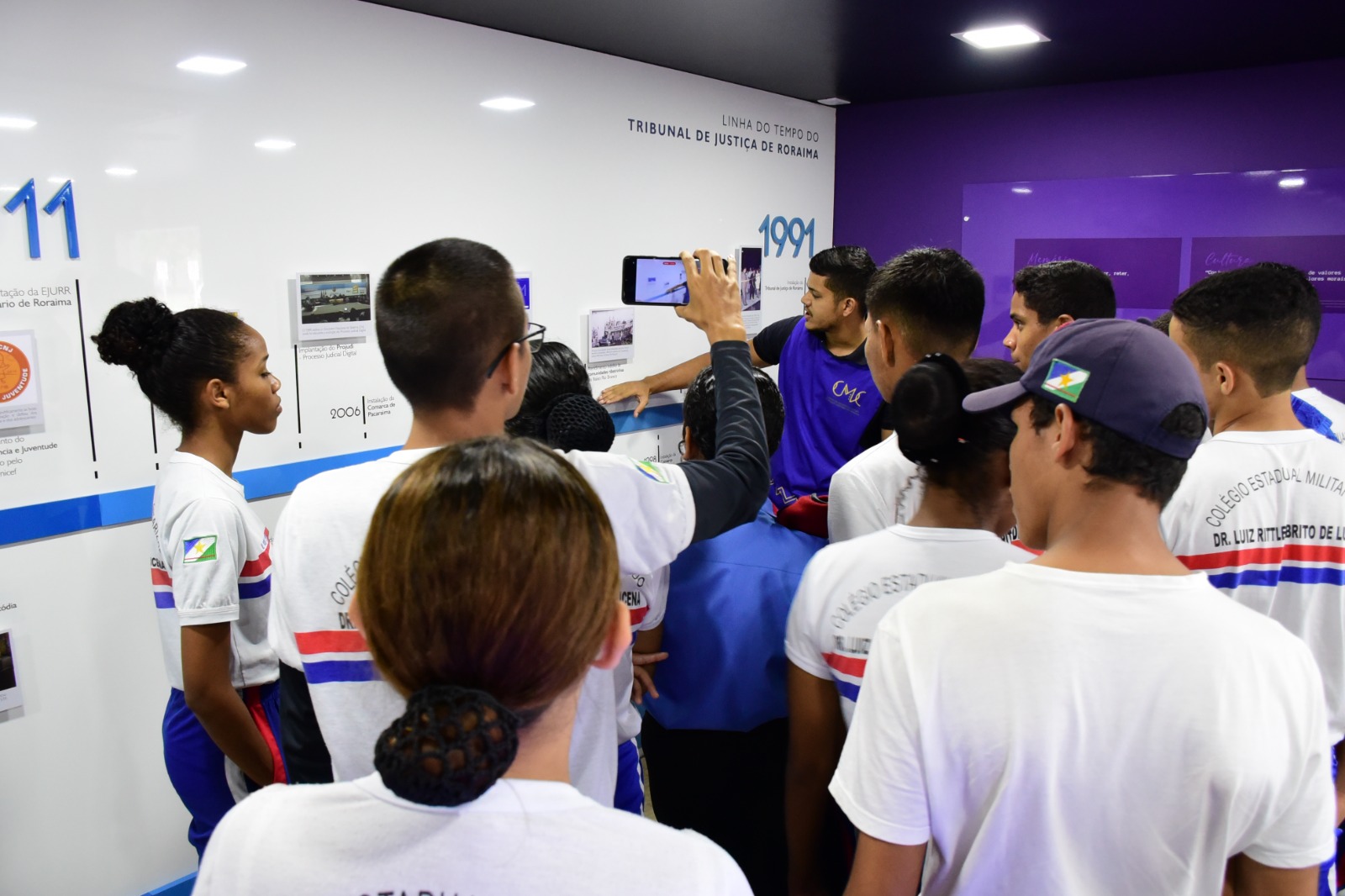 FOTO COLORIDA D EUMA TURMA D EALUNOS DENTRO DO CMC