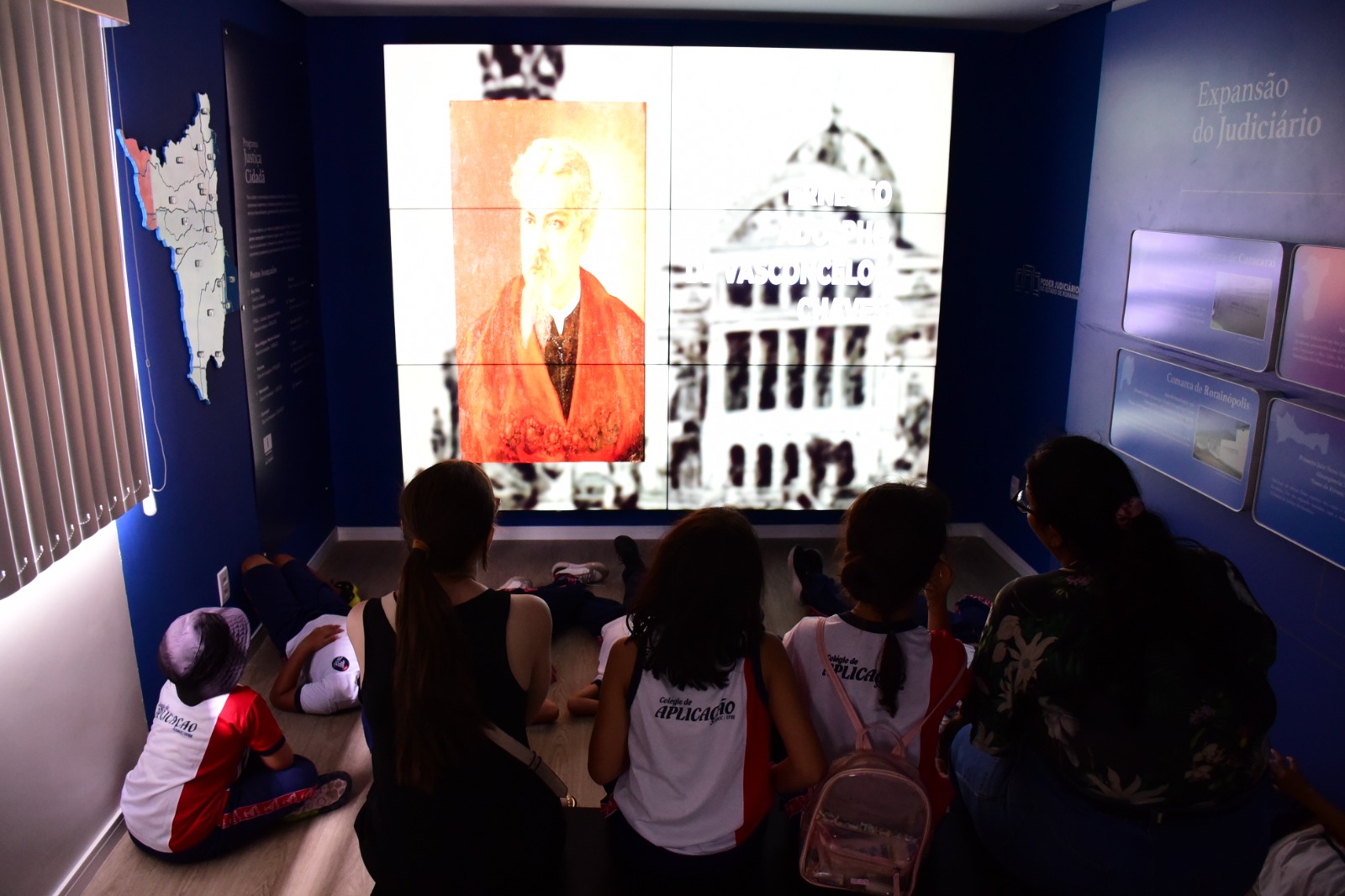 FOTO COLORIDA DE UMA TURMA DE ALUNOS DO FUNDAMENTAL DENTRO DO CMC 