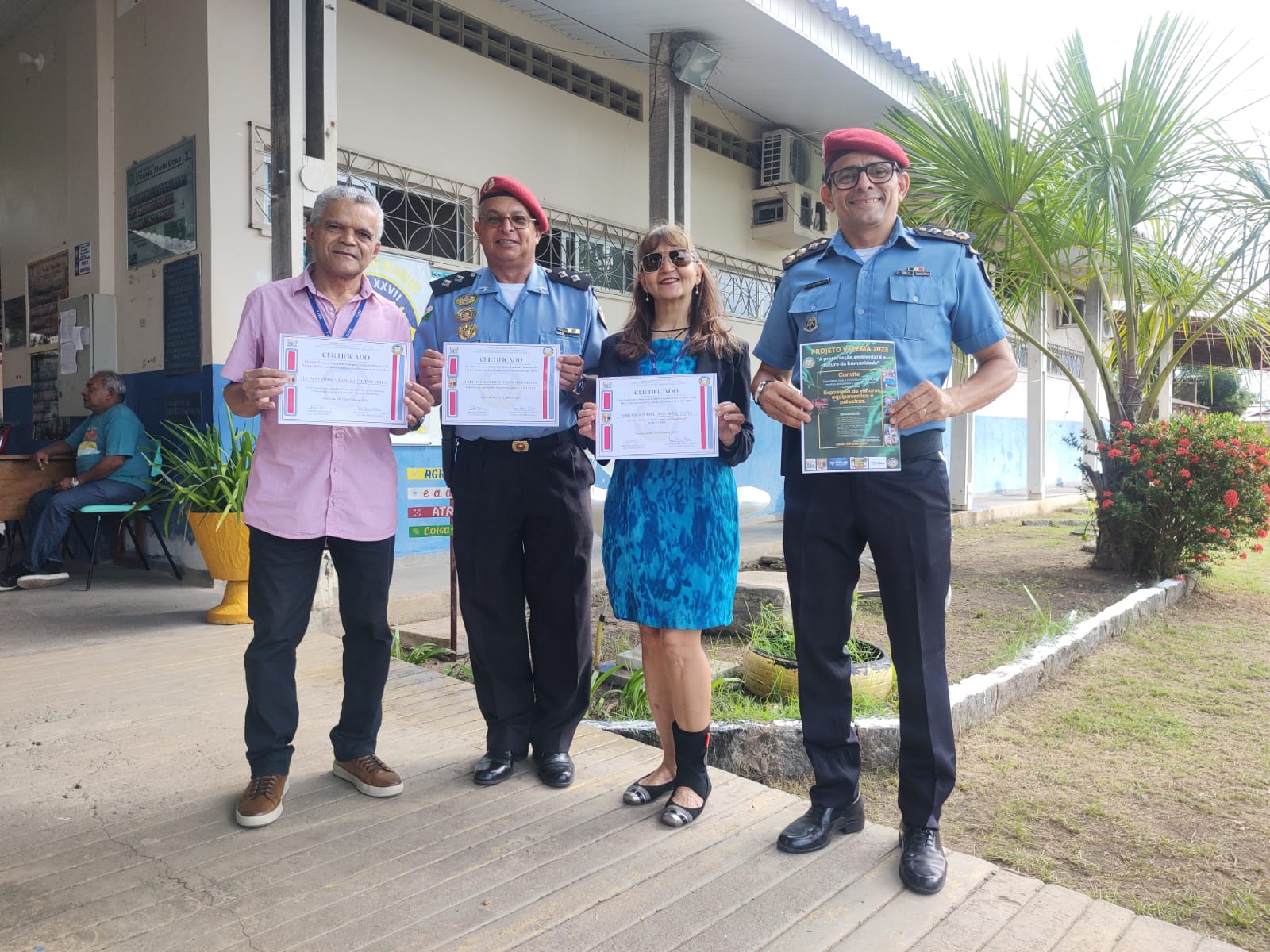servidor do TJRR e três responsáveis da escola, sendo dois coronéis fardados. Todos eles estão segurando o certificado da Vapema.