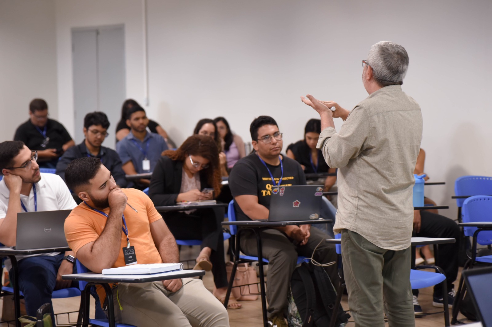 foto colorida do professor de Direito e escritor, Edson Damas ministrando a aula