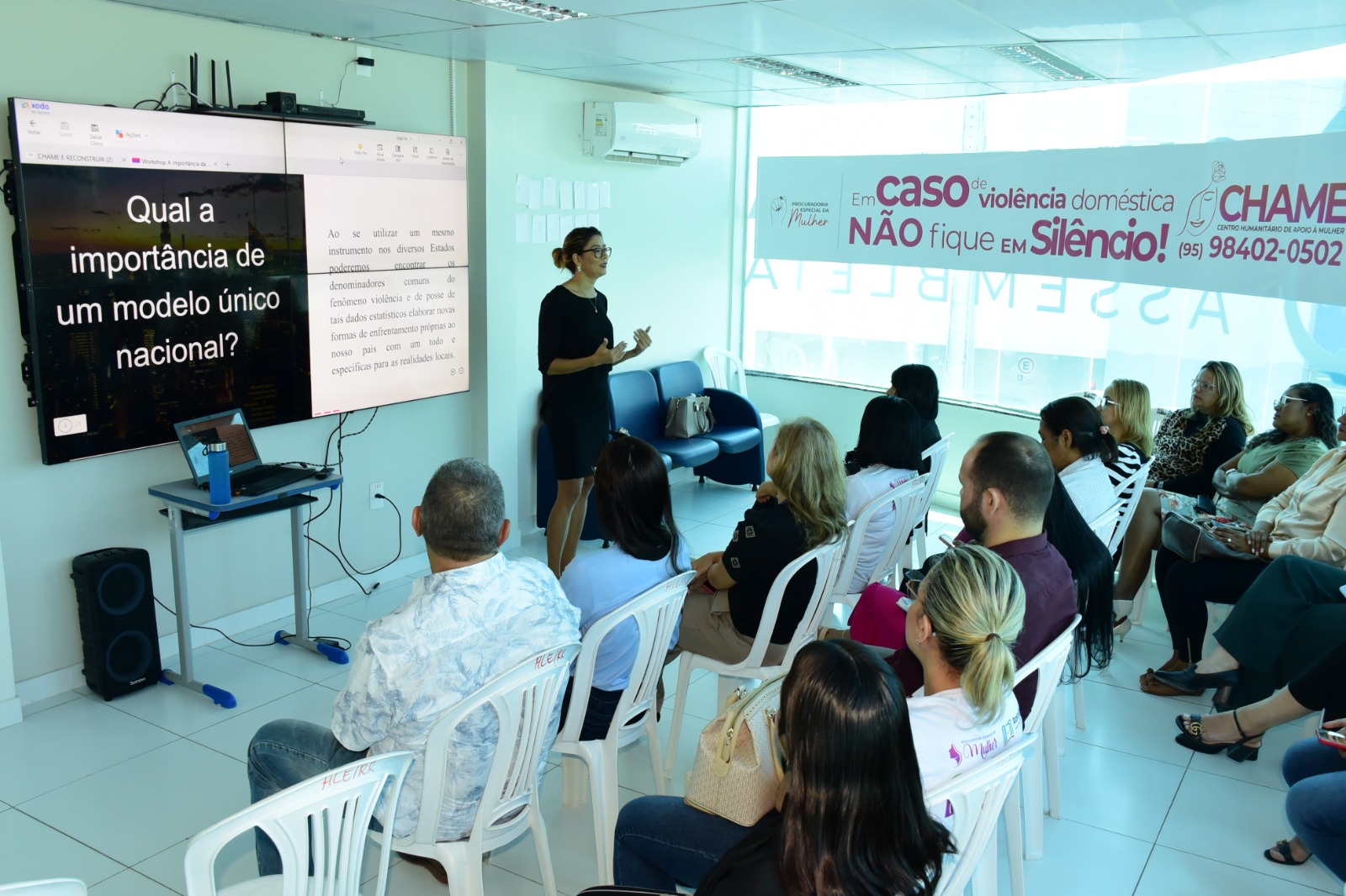 FOTO COLORIDA NA AERA INTERNA DO CHAME E A SERVIDORA DO TJRR DANDO UMA PALESTRA 