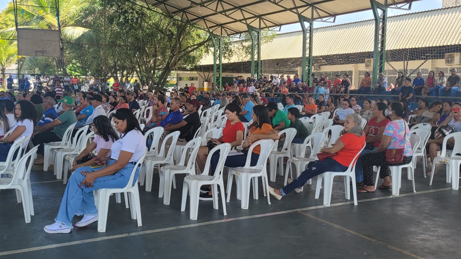 foto colorida de uma quadra onda de escola onde esta sendo entregue os titulos