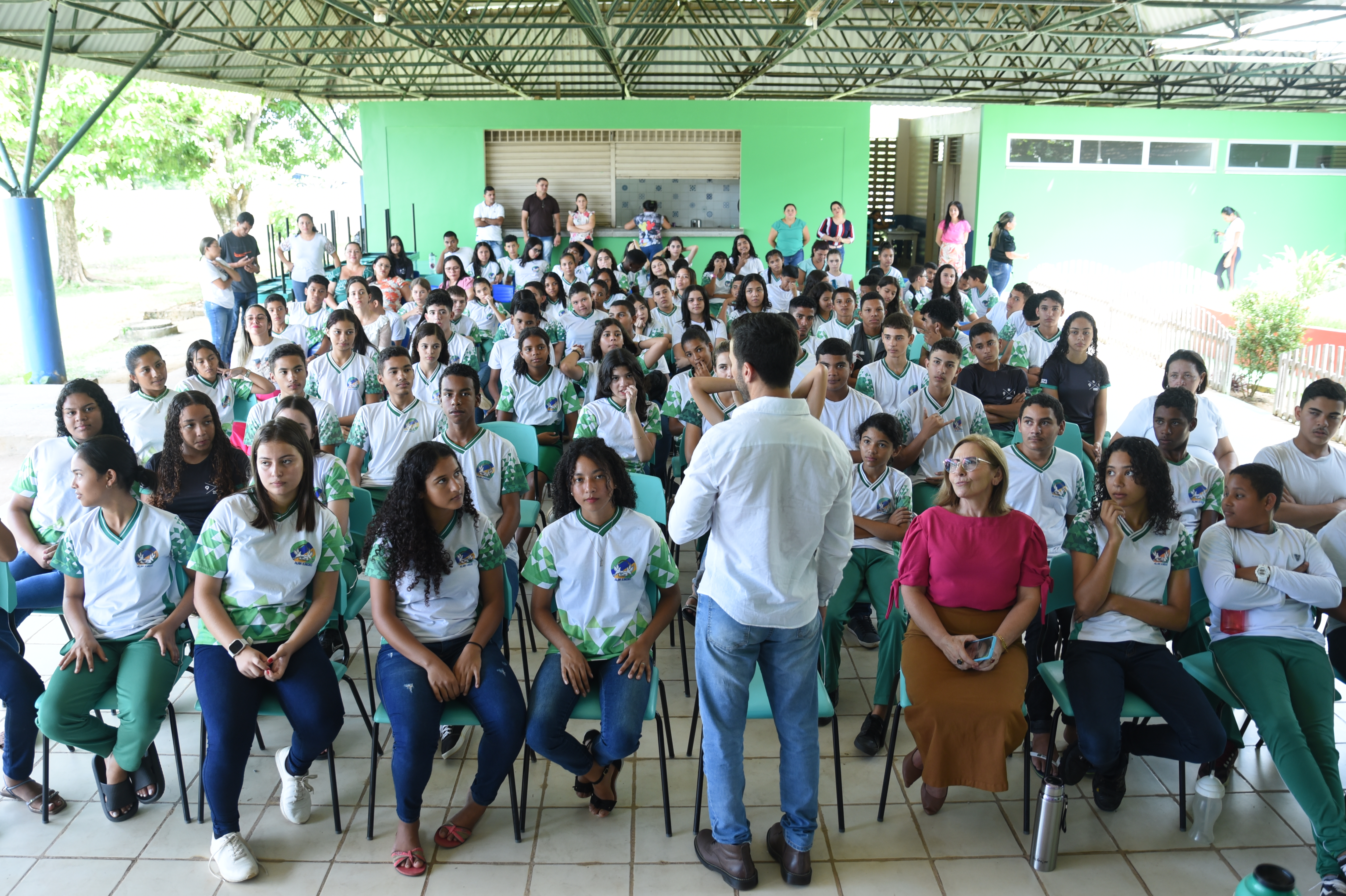 foto colorida em um patio d euma escola e a frente está o pedagogo Fernando Alves, do Superior Tribunal de Justiça (STJ) 