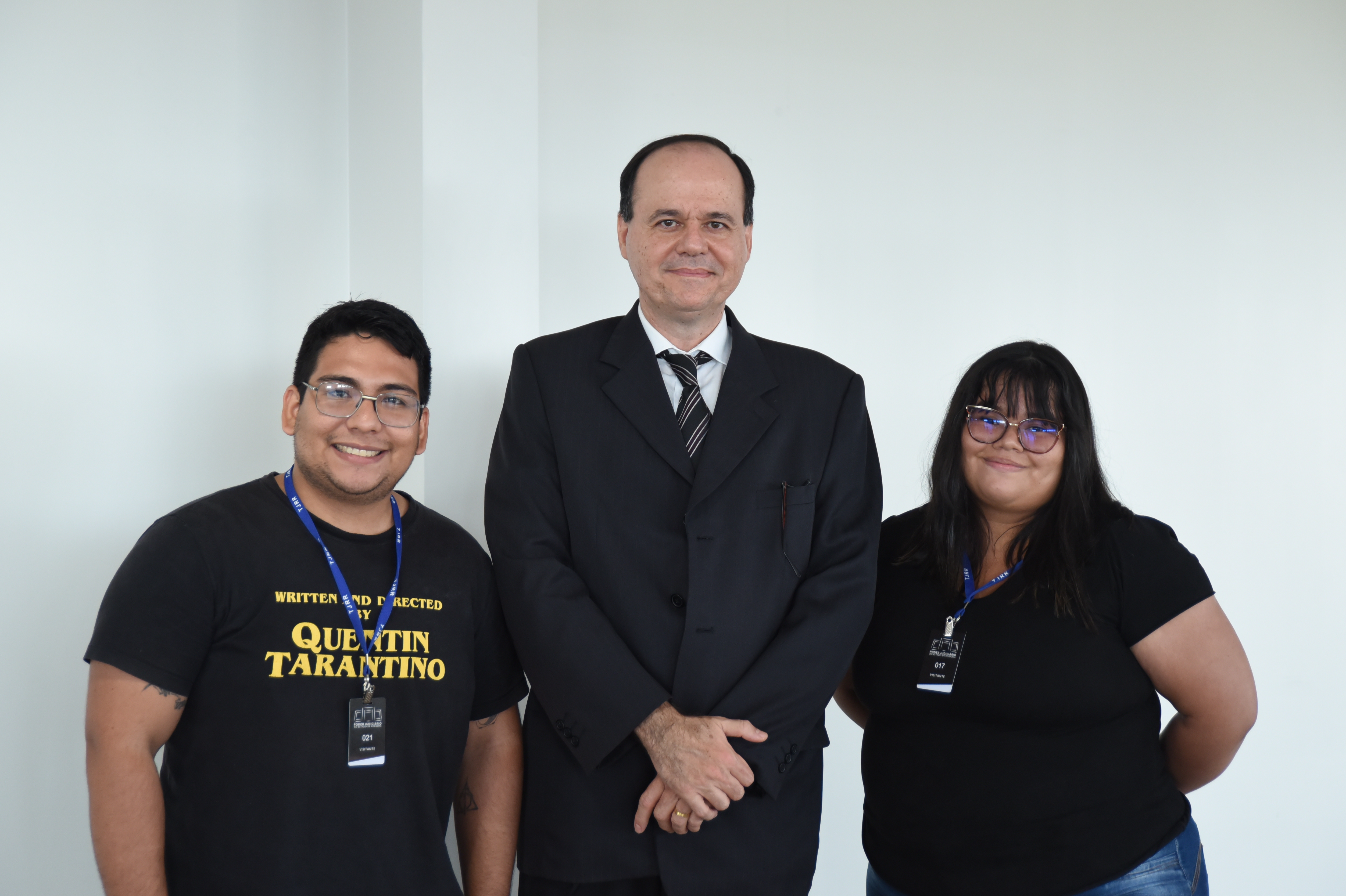 foto colorida com o Desembargador Cristóvão Súter, ao lade dois residentes