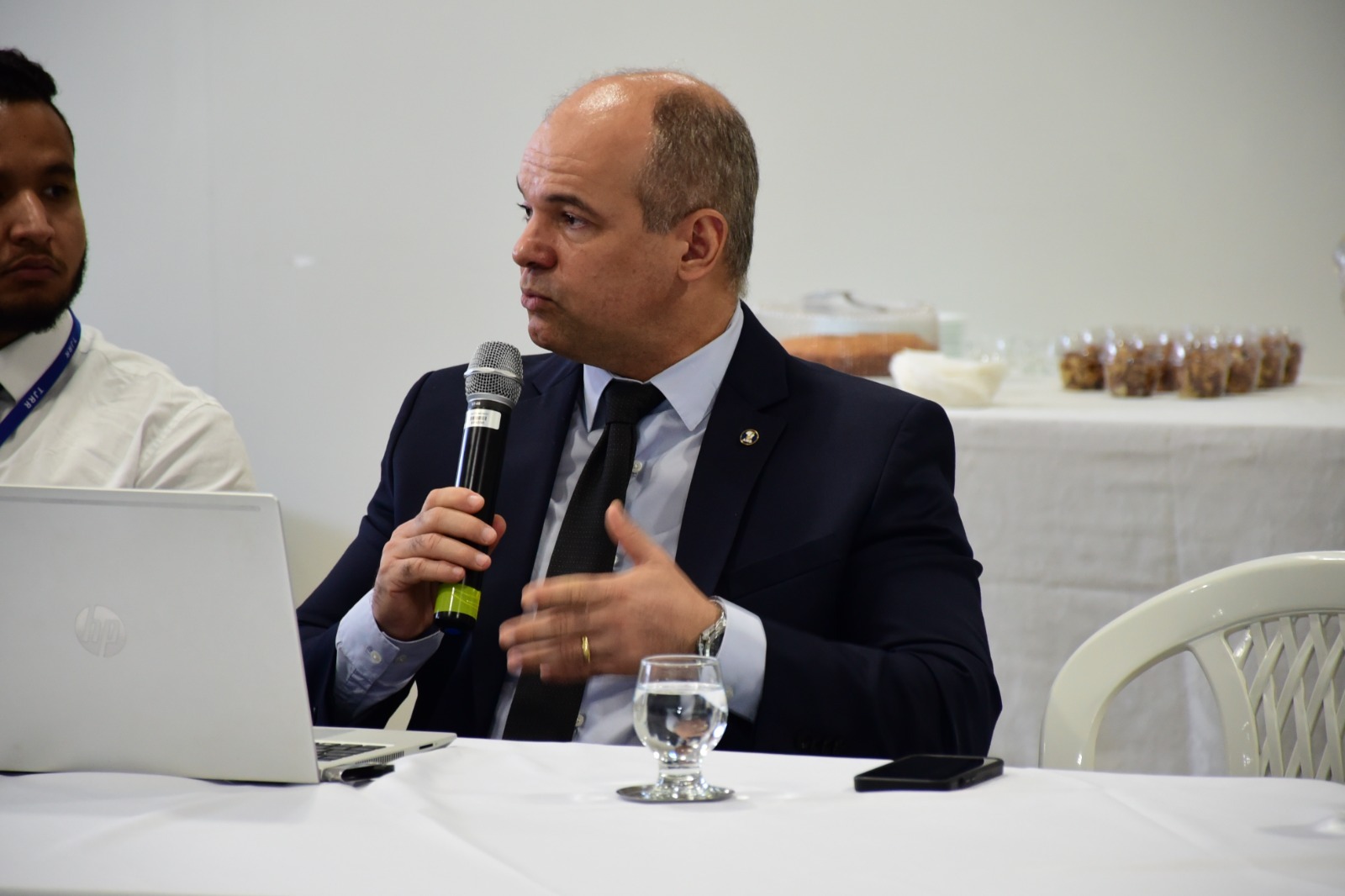 foto colorida dando enfoque ao o coordenador do CES/RR, juiz Eduardo Carvalho falando ao microfone