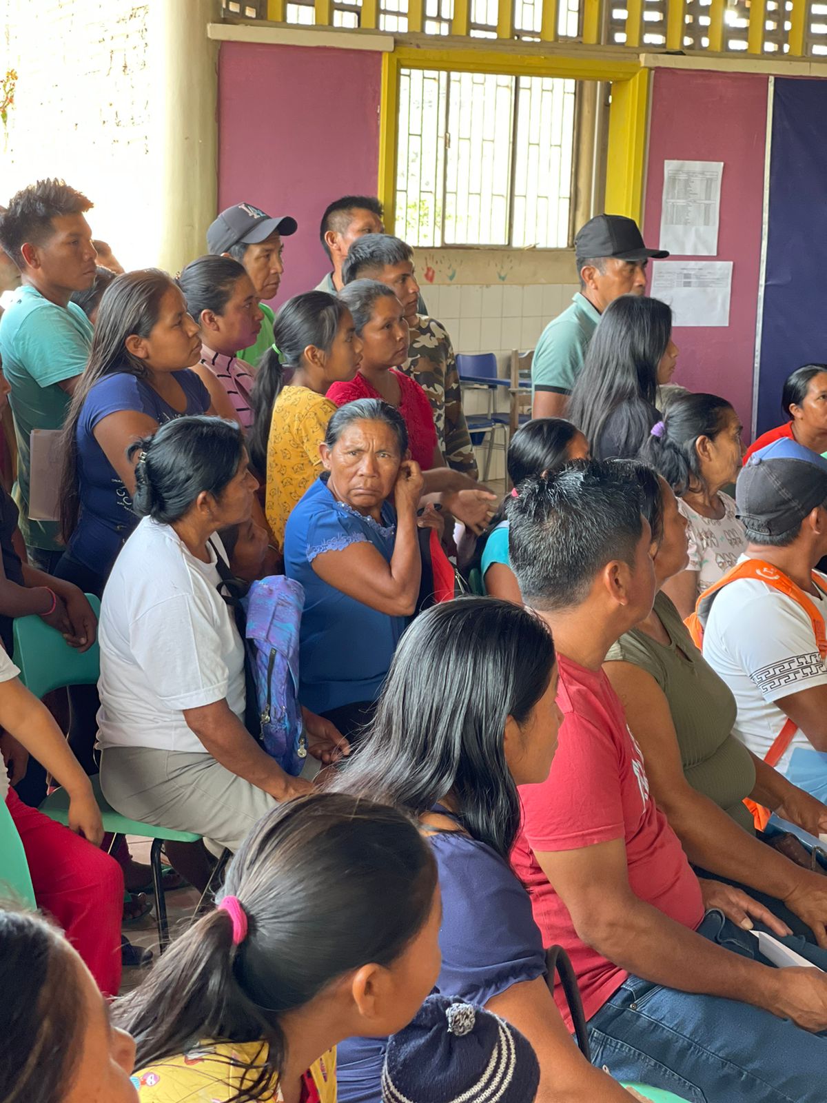 foto colorida da mostrando a comunidade indígena aguardando ser atendida