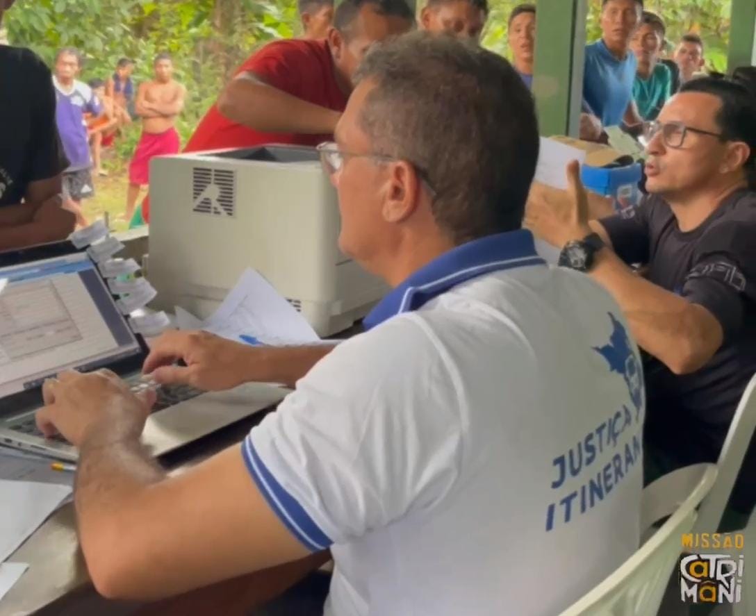 foto colorida de um servidor da justiça intinerante realizando o atendimento