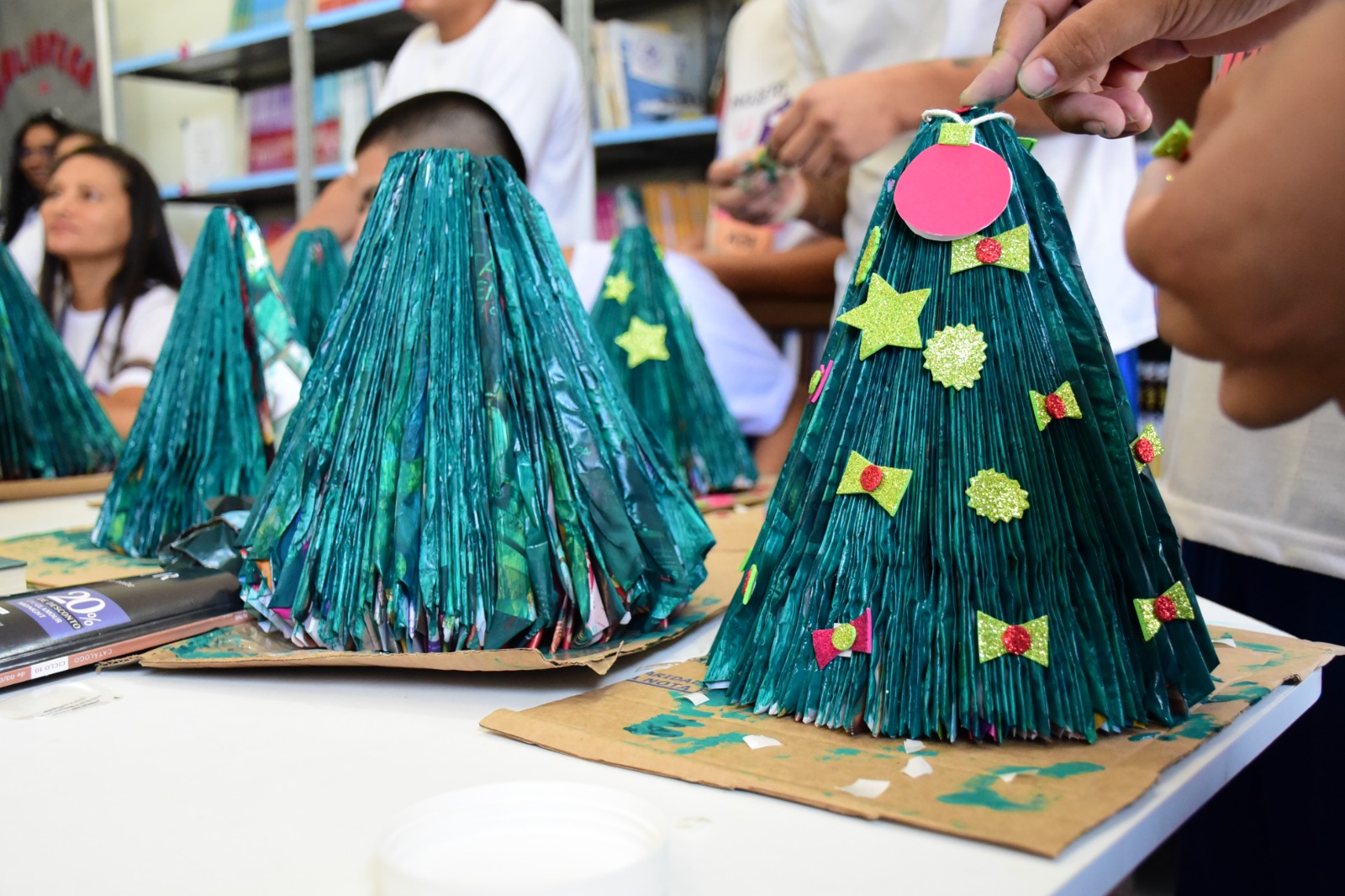 LEITURA ABRE PORTAS - Projeto realiza oficina de reciclagem com adolescentes do CSE