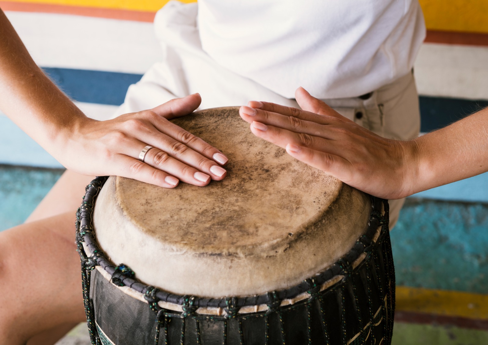 foto ilustrativa de uma pessoa tocando tambor