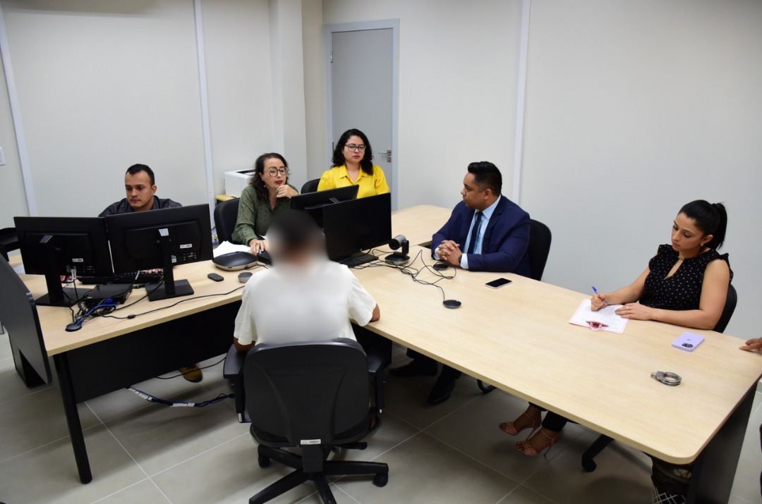 foto colorida de servidores realizando um atendimento