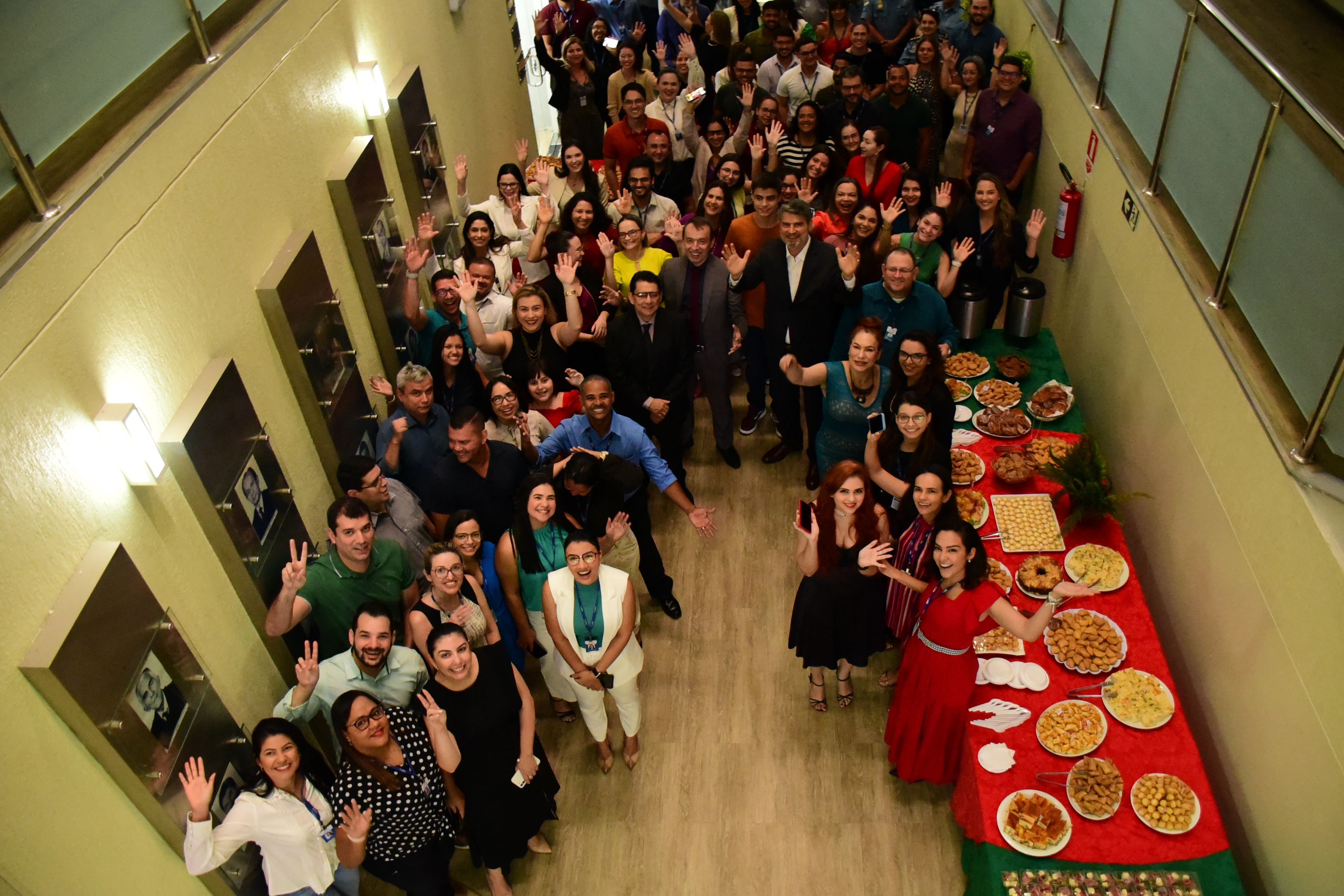 foto colorida tirada dos servidores reunidos na confratenização natalina