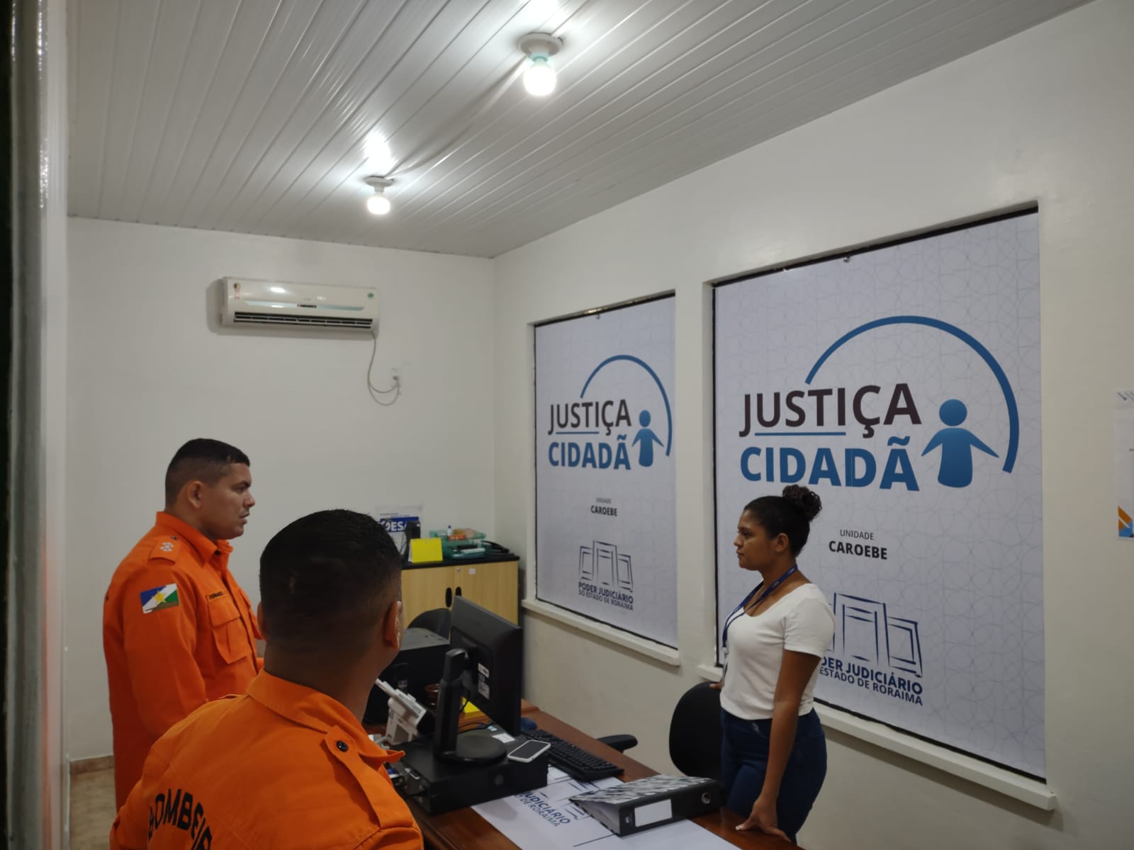 foto colorida de um bombeiro realizando a vistoria no prédio