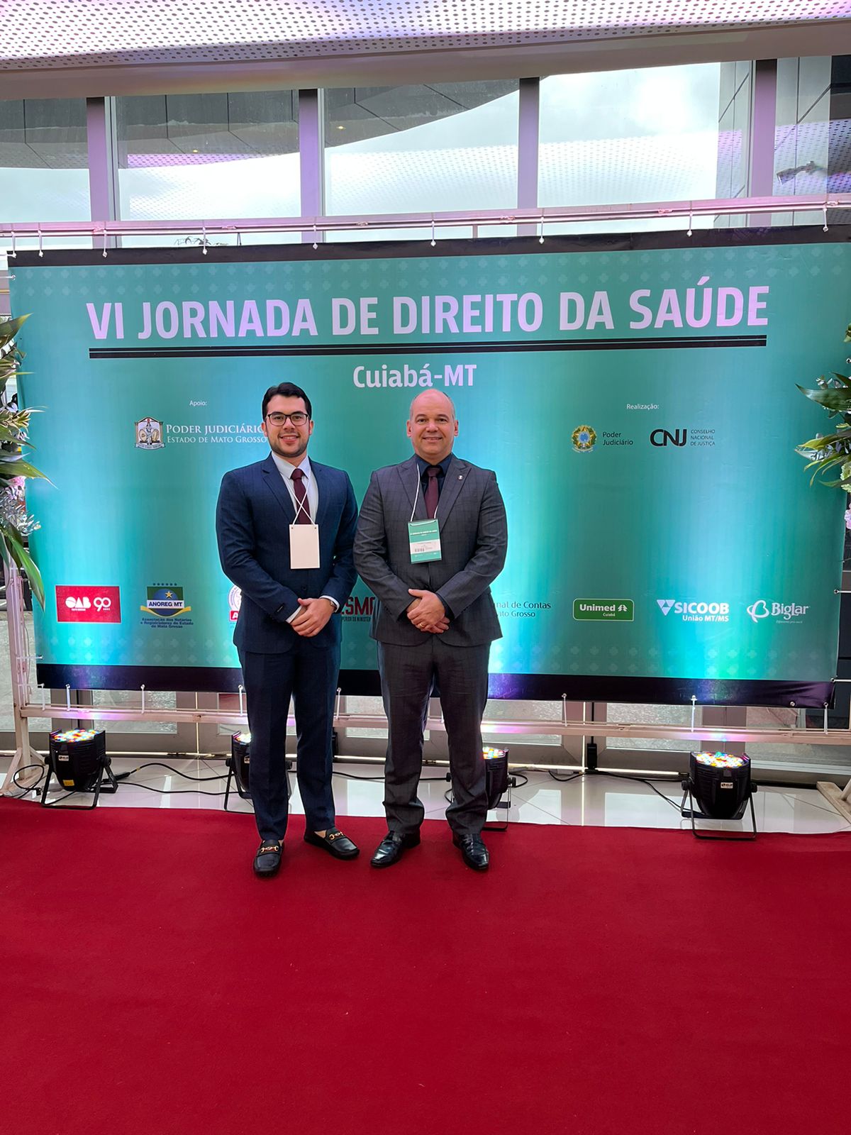 foto colorida juiz coordenador do Natjus, Eduardo Alvares de Carvalho, o chefe Natjus, Jhemerson Santos, pousando para a fotografia