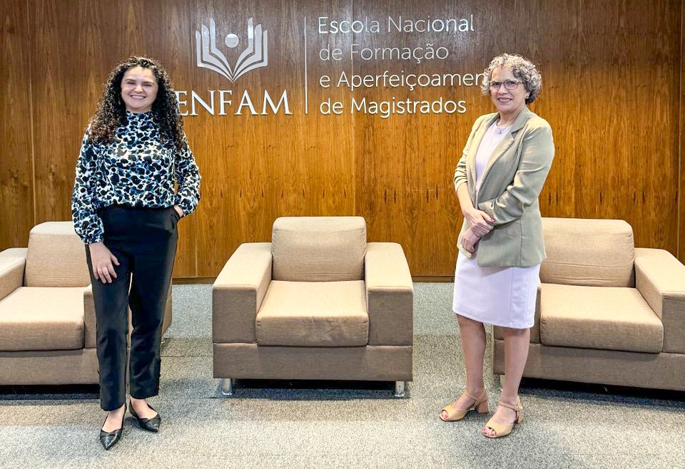 Foto colorida mostra a Tatiana Saldanha e a chefe do Setor de Formação e Aperfeiçoamento da Ejurr, Geanni Monteiro posando para foto durante o evento