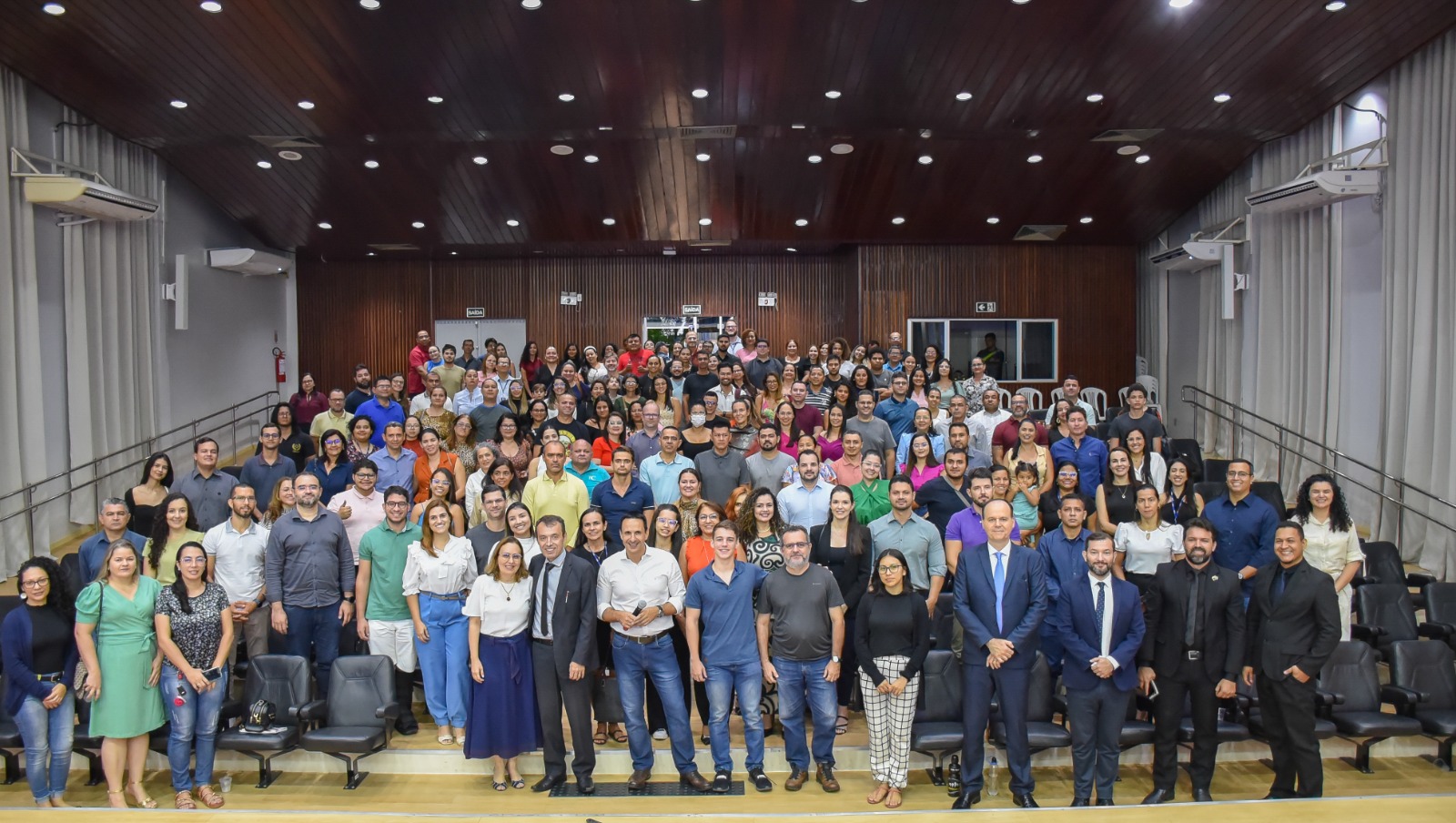 Foto colorida mostra todos os presentes posando para foto durante o evento.