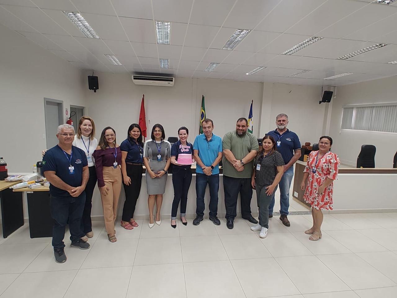 Foto colorida da equipe da Ouvidoria do TJRR reunida em uma sala. Ao centro, está o desembargardor Erick Linhares.
