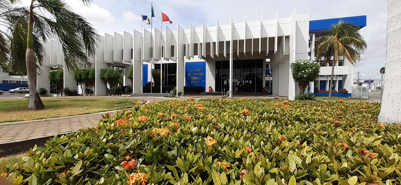 Imagem colorida mostrando a fachada do Fórum Cível Advogado Sobral Pinto