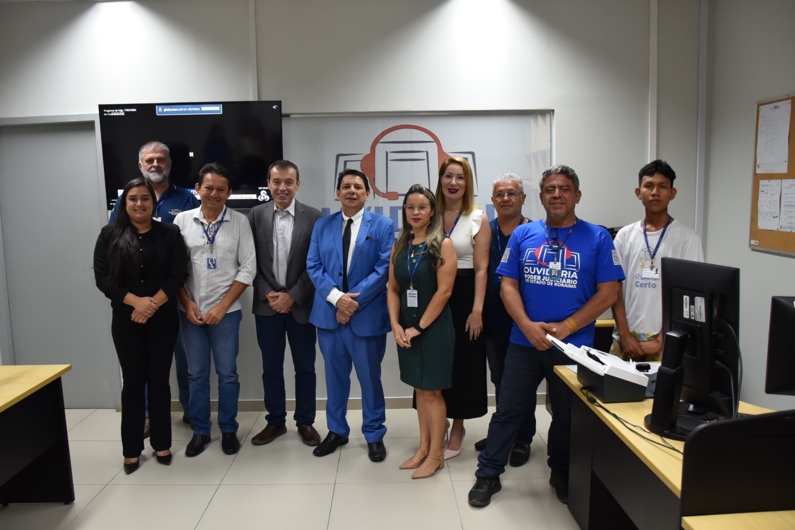 Foto colorida mostra servidores da Sede Administrativa do Tribunal de Justiça de Roraima posando para foto durante a visita, que incluiu o presidente do Tribunal de Justiça de Roraima (TJRR), desembargador Jésus Nascimento e o ouvidor-geral de Justiça, desembargador Erick Linhares.