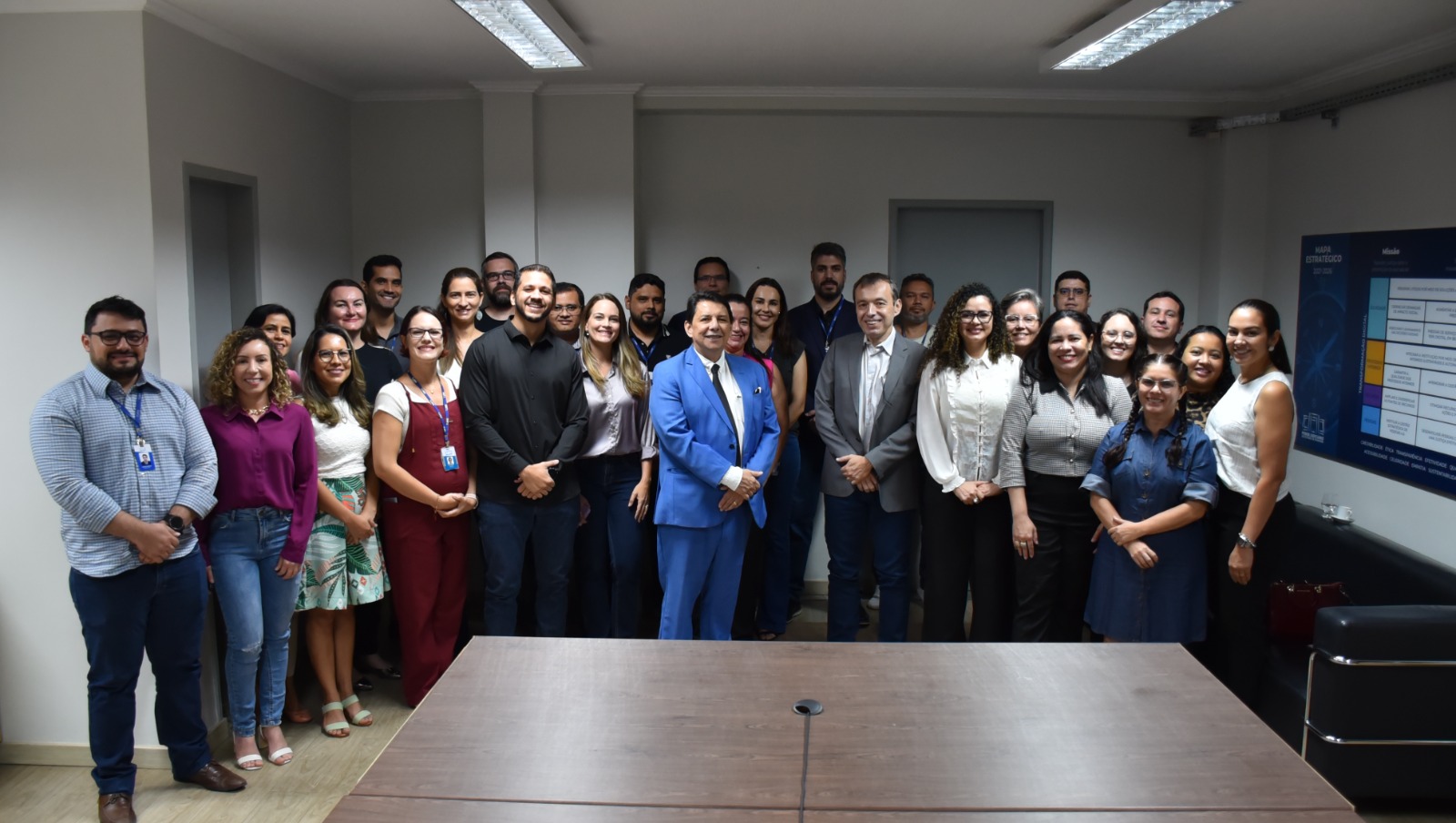 Foto colorida mostra servidores da Sede Administrativa do Tribunal de Justiça de Roraima posando para foto durante a visita, que incluiu o presidente do Tribunal de Justiça de Roraima (TJRR), desembargador Jésus Nascimento e o ouvidor-geral de Justiça, desembargador Erick Linhares.