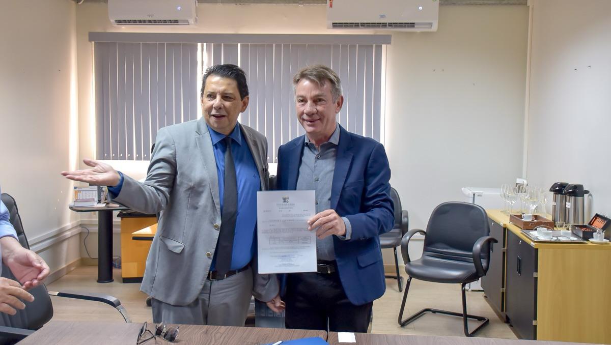 Imagem colorida mostra o presidente do TJRR, desembargador Jésus Nascimento posando para fotografia ao lado do governador do Estado de Roraima, Antonio Denarium, durante a assinatura do decreto executivo de crédito suplementar ao Tribunal de Justiça de Roraima, em atendimento ao pleito formulado pela gestão.